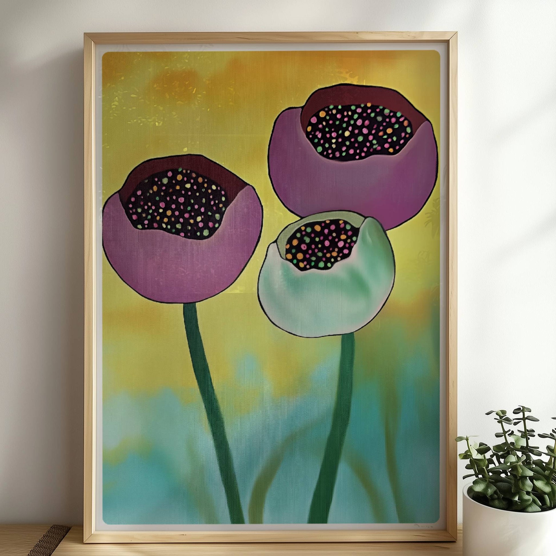 Drei stilisierte Mohnblumenknospen in Violett und Mintgrün mit bunten Punkten im Inneren vor einem gelb-orange verlaufenden Hintergrund – dekorative Flower Arts Illustration.. Rahmen natur 50x70