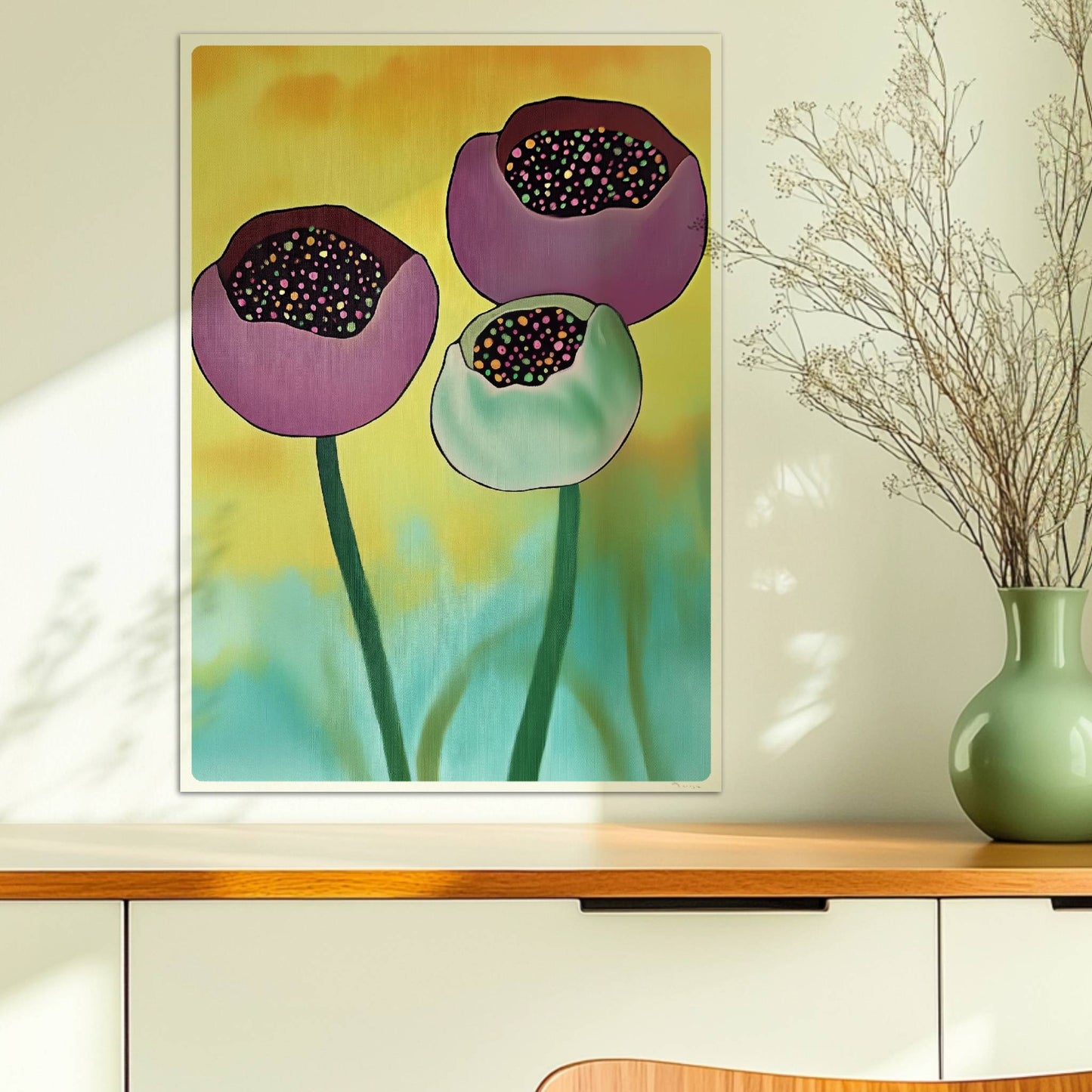 Drei stilisierte Mohnblumenknospen in Violett und Mintgrün mit bunten Punkten im Inneren vor einem gelb-orange verlaufenden Hintergrund – dekorative Flower Arts Illustration.. Ohne Rahmen 50x70