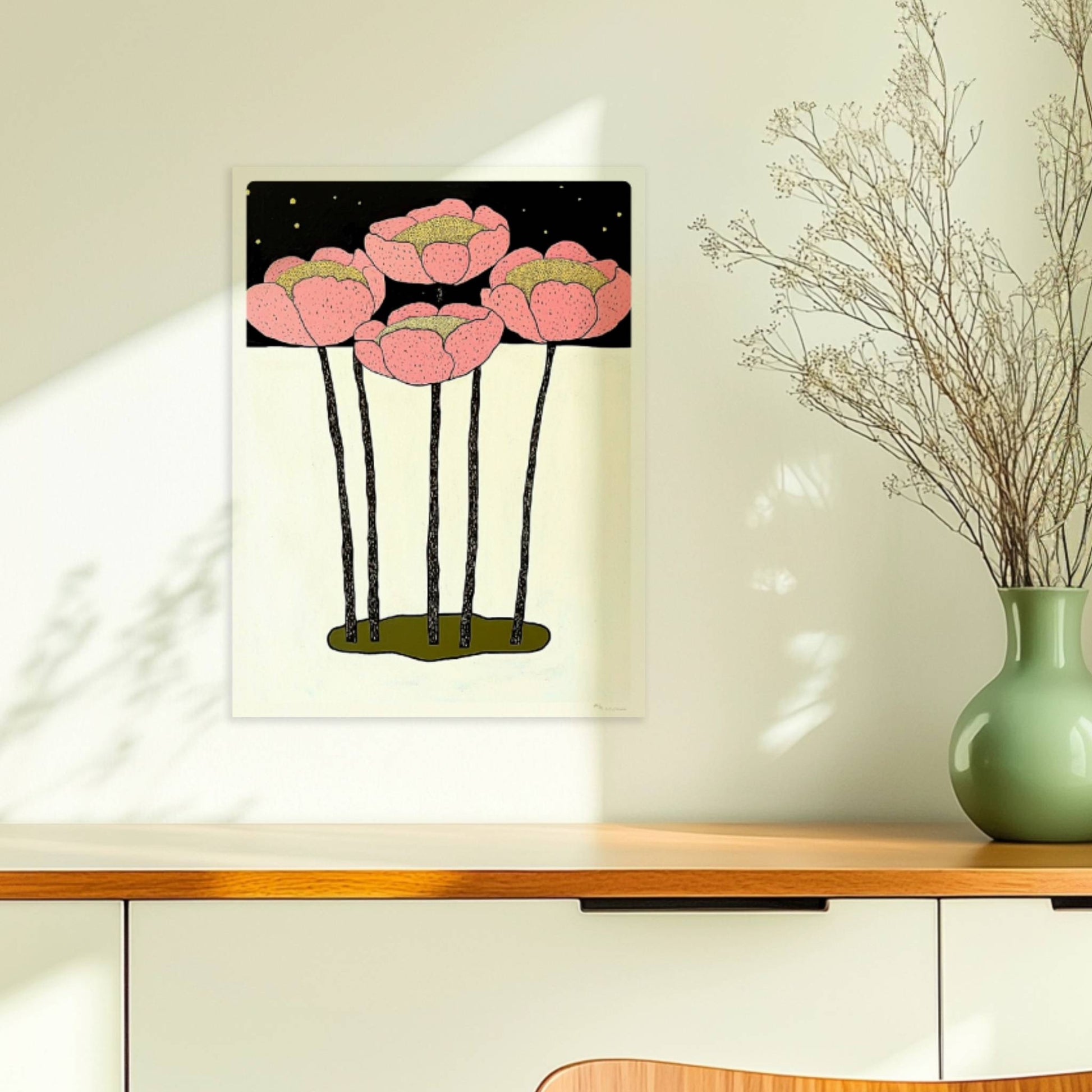 Fünf stilisierte rosa Mohnblumen mit gelben Zentren und langen schwarzen Stielen vor einem minimalistischen weißen und schwarzen Hintergrund – moderne Flower Arts Illustration.. Ohne Rahmen 30x40