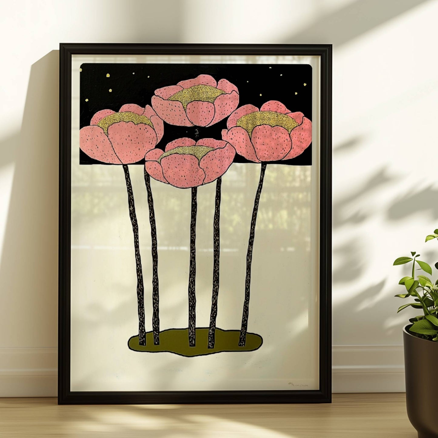 Fünf stilisierte rosa Mohnblumen mit gelben Zentren und langen schwarzen Stielen vor einem minimalistischen weißen und schwarzen Hintergrund – moderne Flower Arts Illustration.. Rahmen schwarz 30x40