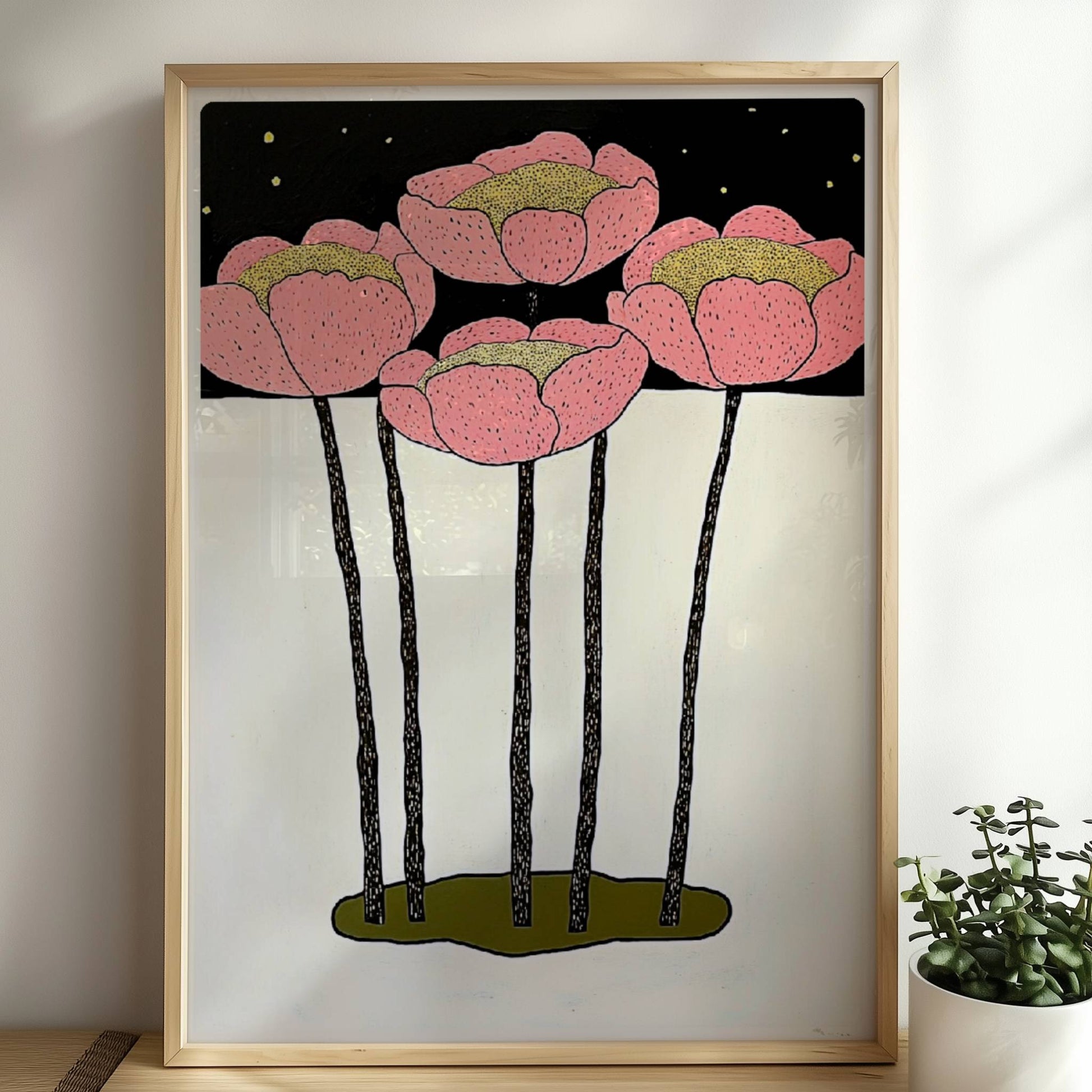 Fünf stilisierte rosa Mohnblumen mit gelben Zentren und langen schwarzen Stielen vor einem minimalistischen weißen und schwarzen Hintergrund – moderne Flower Arts Illustration.. Rahmen natur 50x70
