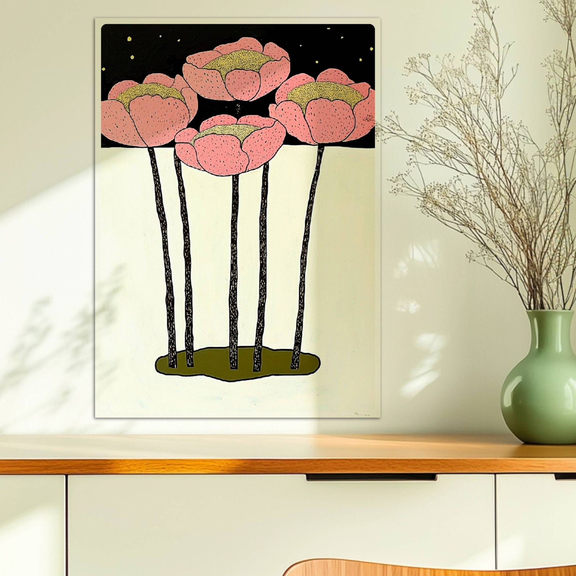 Fünf stilisierte rosa Mohnblumen mit gelben Zentren und langen schwarzen Stielen vor einem minimalistischen weißen und schwarzen Hintergrund – moderne Flower Arts Illustration.. Ohne Rahmen 50x70