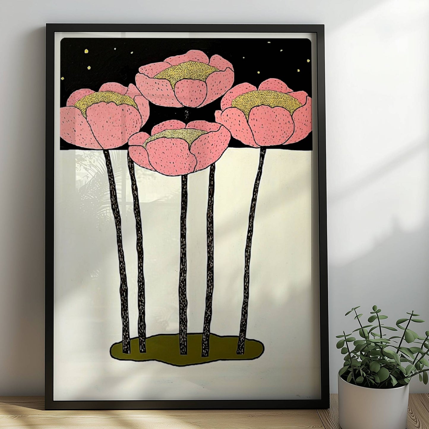 Fünf stilisierte rosa Mohnblumen mit gelben Zentren und langen schwarzen Stielen vor einem minimalistischen weißen und schwarzen Hintergrund – moderne Flower Arts Illustration.. Rahmen schwarz 50x70