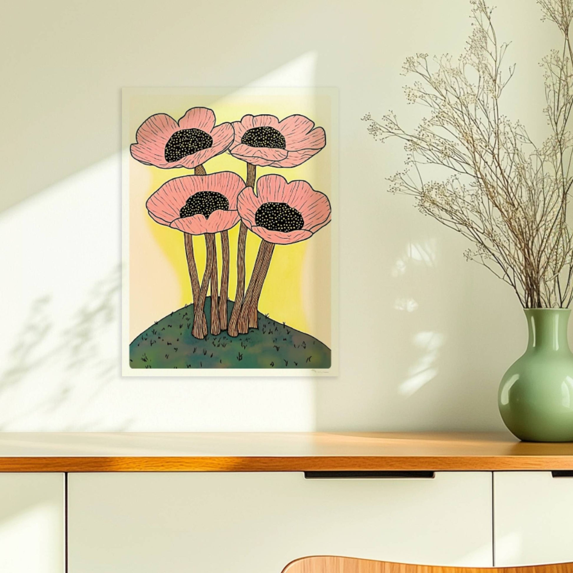 Fünf große stilisierte rosa Mohnblumen mit schwarzen Zentren und gelben Stielen auf einem Hügel vor einem weichen gelben Hintergrund – dekorative Flower Arts Illustration.. Ohne Rahmen 30x40