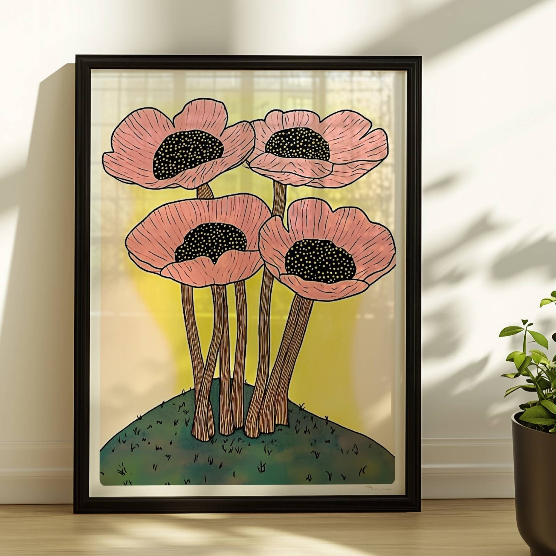 Fünf große stilisierte rosa Mohnblumen mit schwarzen Zentren und gelben Stielen auf einem Hügel vor einem weichen gelben Hintergrund – dekorative Flower Arts Illustration.. Rahmen schwarz 30x40