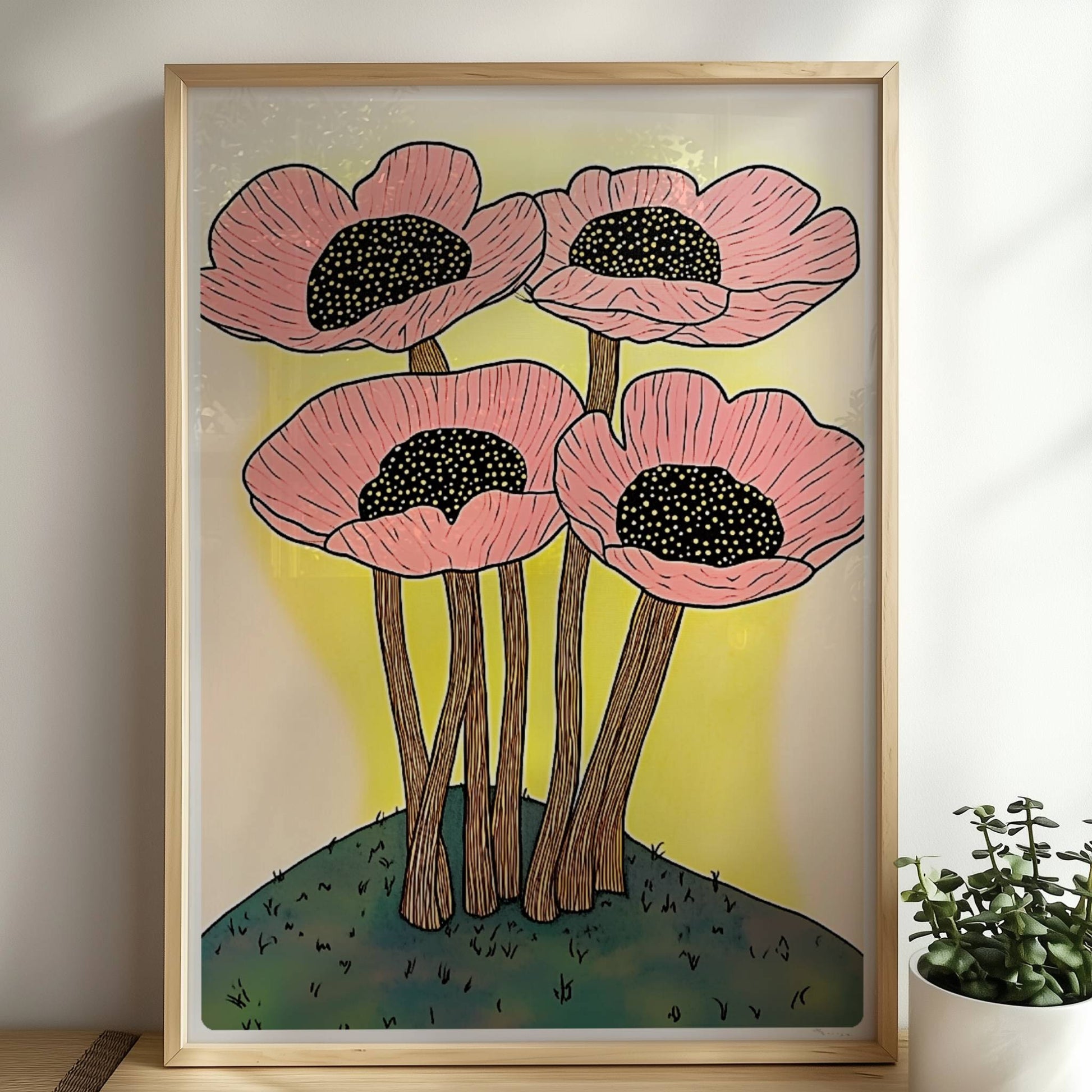 Fünf große stilisierte rosa Mohnblumen mit schwarzen Zentren und gelben Stielen auf einem Hügel vor einem weichen gelben Hintergrund – dekorative Flower Arts Illustration.. Rahmen natur 50x70