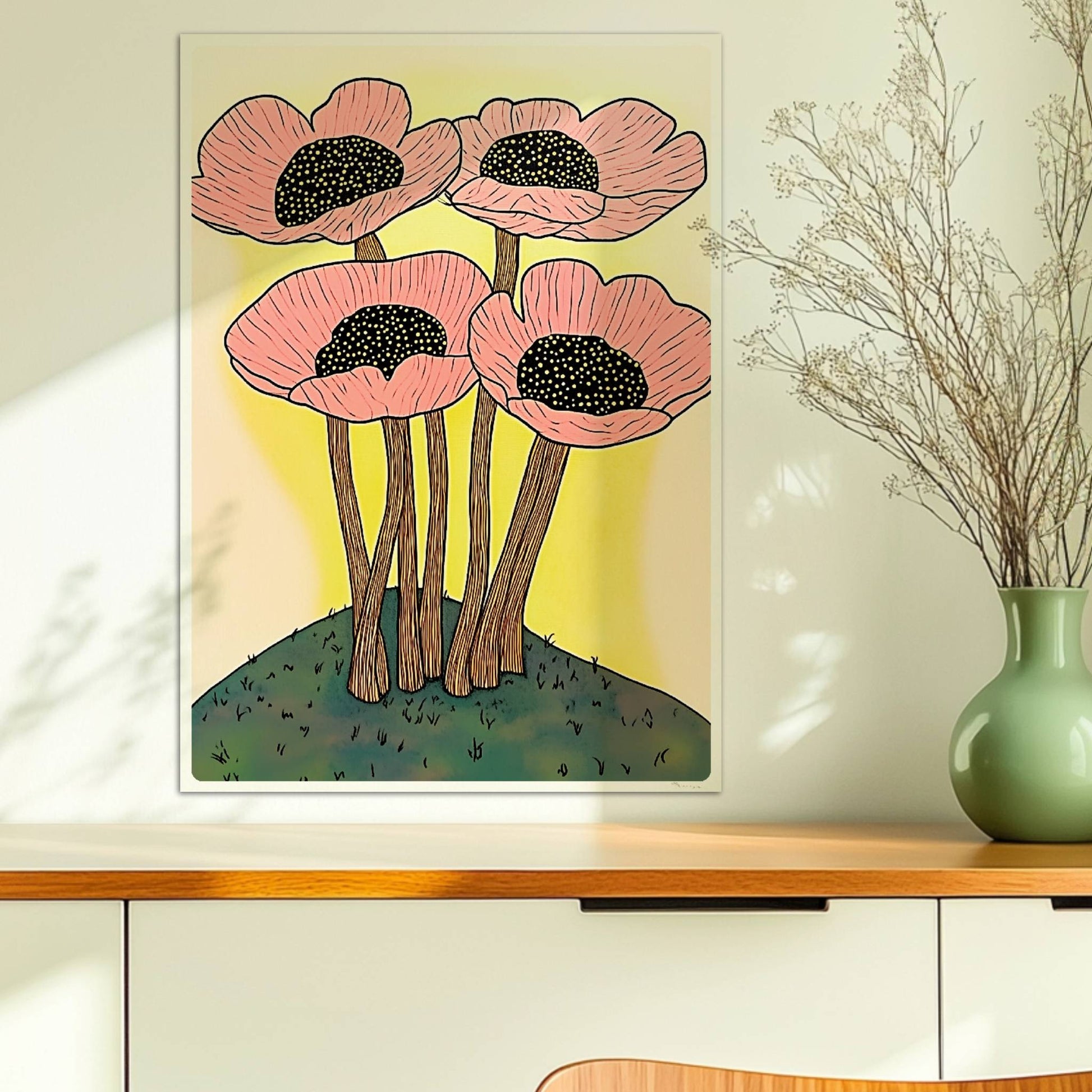 Fünf große stilisierte rosa Mohnblumen mit schwarzen Zentren und gelben Stielen auf einem Hügel vor einem weichen gelben Hintergrund – dekorative Flower Arts Illustration.. Ohne Rahmen 50x70