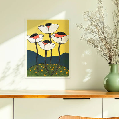 Vier weiße und rosa Mohnblumen mit schwarzen Zentren und langen schwarzen Stielen auf einem grünen Hügel mit gelben Blüten, vor gelbem Himmel und blauen Hügeln – moderne Flower Arts Illustration.. Ohne Rahmen 30x40