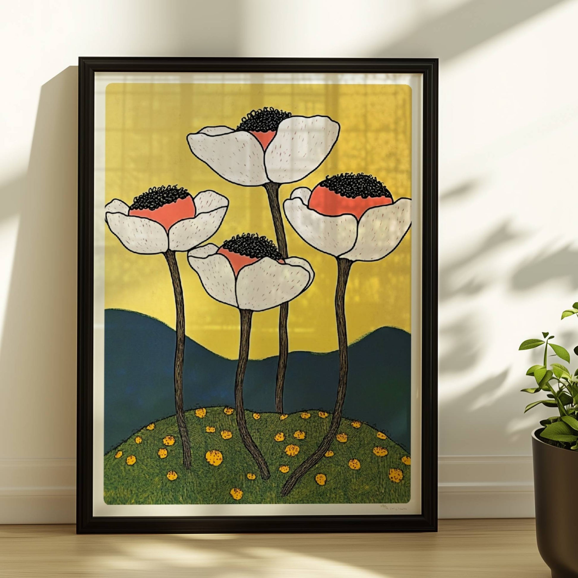 Vier weiße und rosa Mohnblumen mit schwarzen Zentren und langen schwarzen Stielen auf einem grünen Hügel mit gelben Blüten, vor gelbem Himmel und blauen Hügeln – moderne Flower Arts Illustration.. Rahmen schwarz 30x40