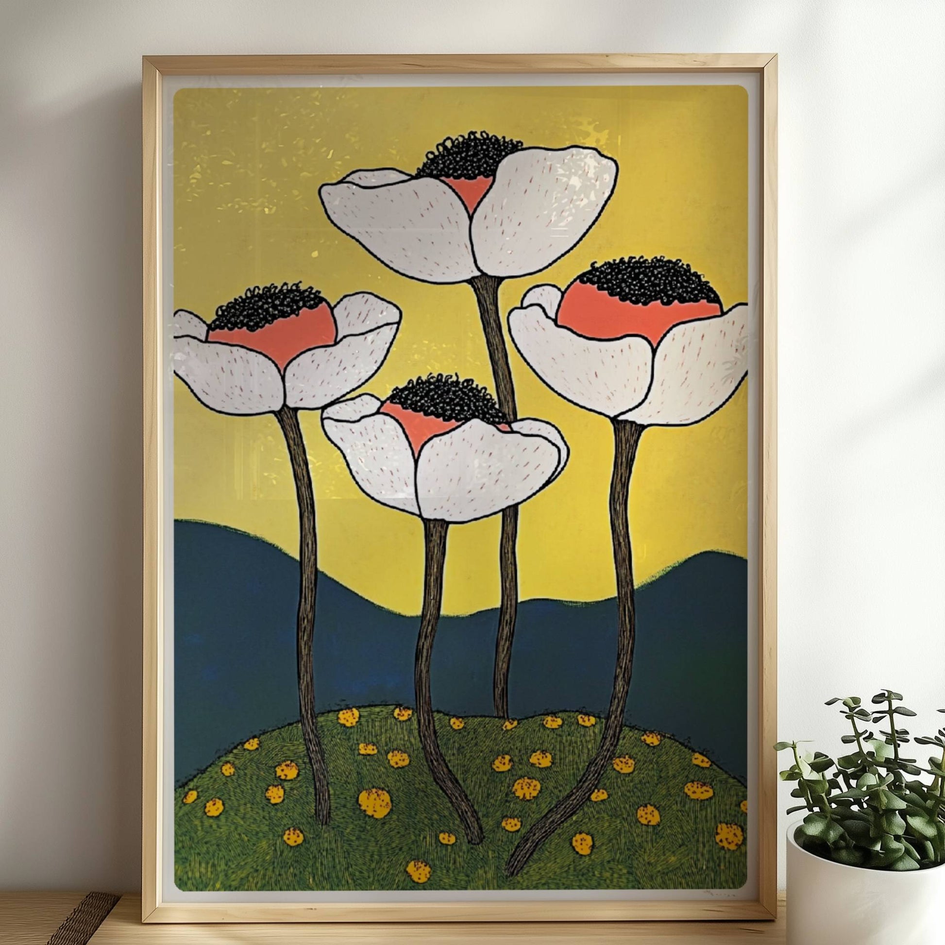 Vier weiße und rosa Mohnblumen mit schwarzen Zentren und langen schwarzen Stielen auf einem grünen Hügel mit gelben Blüten, vor gelbem Himmel und blauen Hügeln – moderne Flower Arts Illustration.. Rahmen natur 50x70