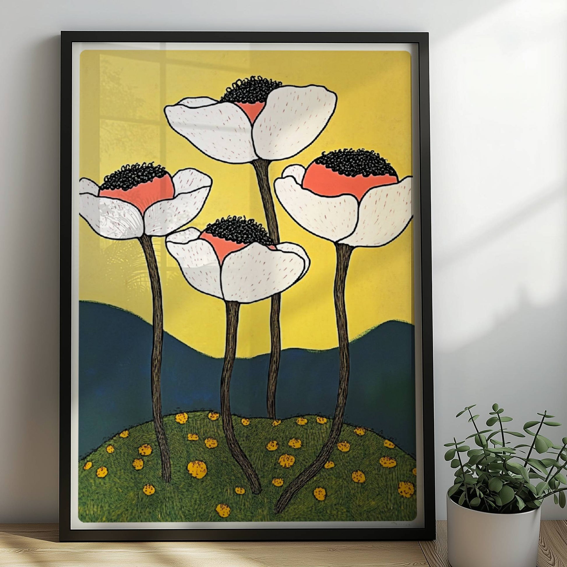 Vier weiße und rosa Mohnblumen mit schwarzen Zentren und langen schwarzen Stielen auf einem grünen Hügel mit gelben Blüten, vor gelbem Himmel und blauen Hügeln – moderne Flower Arts Illustration.. Rahmen schwarz 50x70