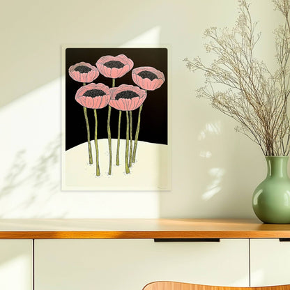 Fünf stilisierte rosa Mohnblumen mit schwarzen Zentren und langen gelben Stielen vor einem kontrastreichen schwarzen und weißen Hintergrund – moderne Flower Arts Illustration.. Ohne Rahmen 30x40