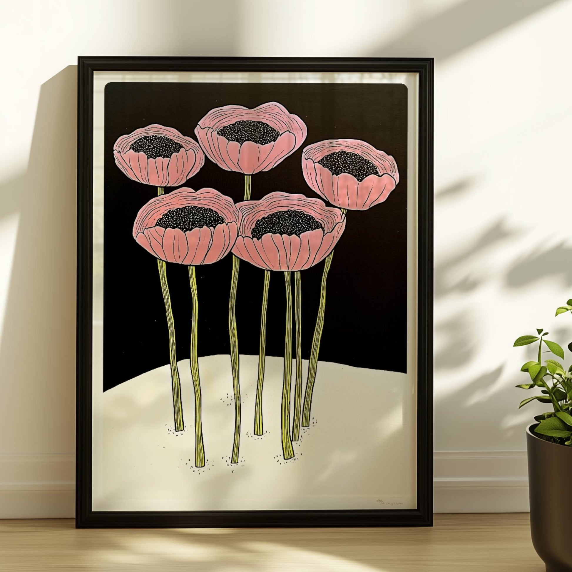 Fünf stilisierte rosa Mohnblumen mit schwarzen Zentren und langen gelben Stielen vor einem kontrastreichen schwarzen und weißen Hintergrund – moderne Flower Arts Illustration.. Rahmen schwarz 30x40