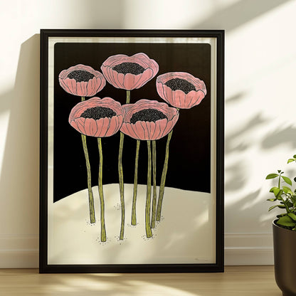 Fünf stilisierte rosa Mohnblumen mit schwarzen Zentren und langen gelben Stielen vor einem kontrastreichen schwarzen und weißen Hintergrund – moderne Flower Arts Illustration.. Rahmen schwarz 30x40