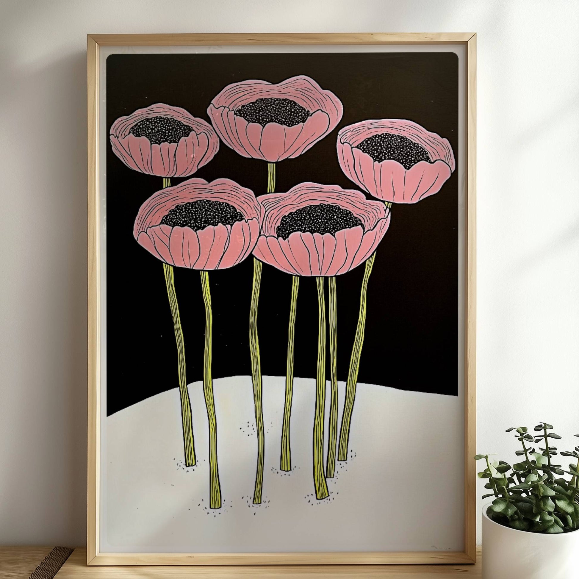 Fünf stilisierte rosa Mohnblumen mit schwarzen Zentren und langen gelben Stielen vor einem kontrastreichen schwarzen und weißen Hintergrund – moderne Flower Arts Illustration.. Rahmen natur 50x70