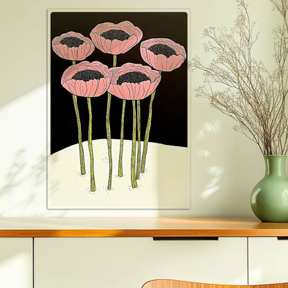 Fünf stilisierte rosa Mohnblumen mit schwarzen Zentren und langen gelben Stielen vor einem kontrastreichen schwarzen und weißen Hintergrund – moderne Flower Arts Illustration.. Ohne Rahmen 50x70