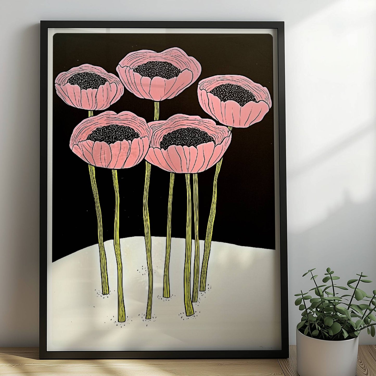 Fünf stilisierte rosa Mohnblumen mit schwarzen Zentren und langen gelben Stielen vor einem kontrastreichen schwarzen und weißen Hintergrund – moderne Flower Arts Illustration.. Rahmen schwarz 50x70