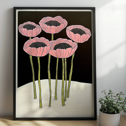 Fünf stilisierte rosa Mohnblumen mit schwarzen Zentren und langen gelben Stielen vor einem kontrastreichen schwarzen und weißen Hintergrund – moderne Flower Arts Illustration.. Rahmen schwarz 50x70