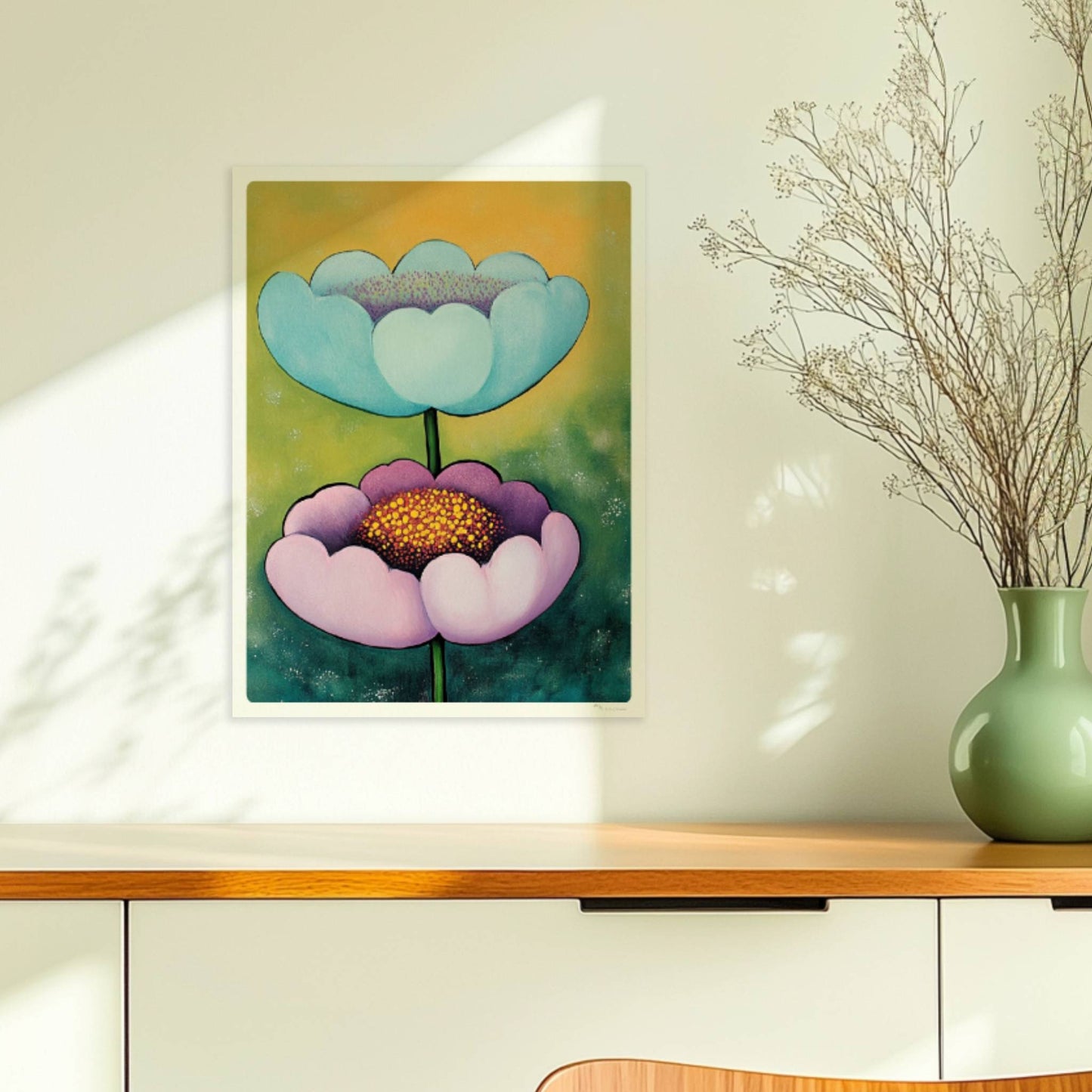 Zwei große stilisierte Mohnblumen in Hellblau und Flieder mit goldgelben Staubgefäßen vor einem grün-gelben Hintergrund – dekorative Flower Arts Illustration.. Ohne Rahmen 30x40
