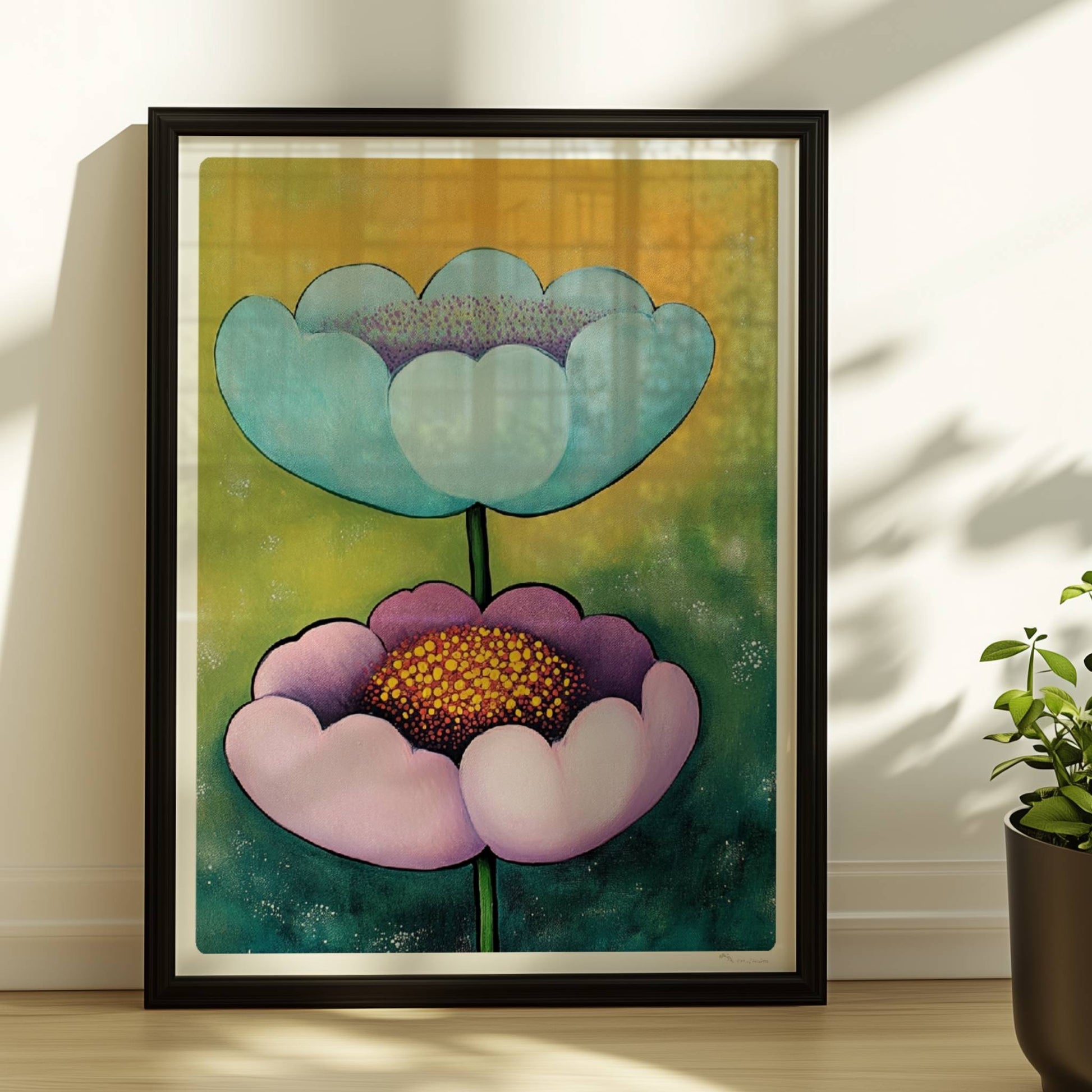 Zwei große stilisierte Mohnblumen in Hellblau und Flieder mit goldgelben Staubgefäßen vor einem grün-gelben Hintergrund – dekorative Flower Arts Illustration.. Rahmen schwarz 30x40