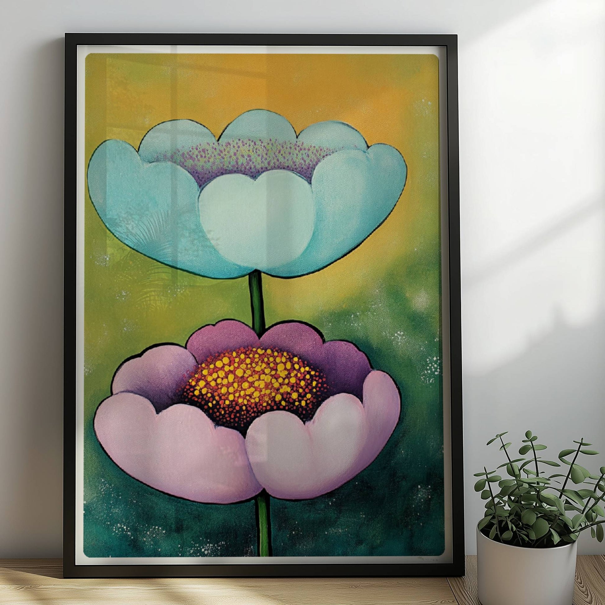 Zwei große stilisierte Mohnblumen in Hellblau und Flieder mit goldgelben Staubgefäßen vor einem grün-gelben Hintergrund – dekorative Flower Arts Illustration.. Rahmen schwarz 50x70