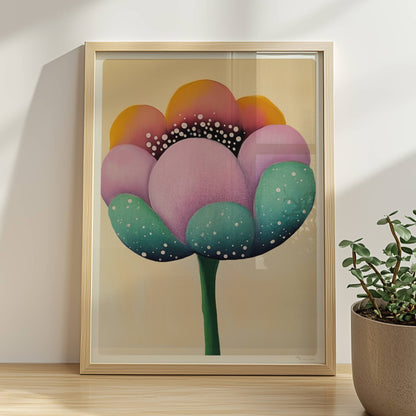 Große stilisierte Blüte in Lila, Türkis und Gelb mit weißen Punkten und dunklem Zentrum auf einem weichen beigen Hintergrund – künstlerische Flower Arts Illustration.. Rahmen natur 30x40