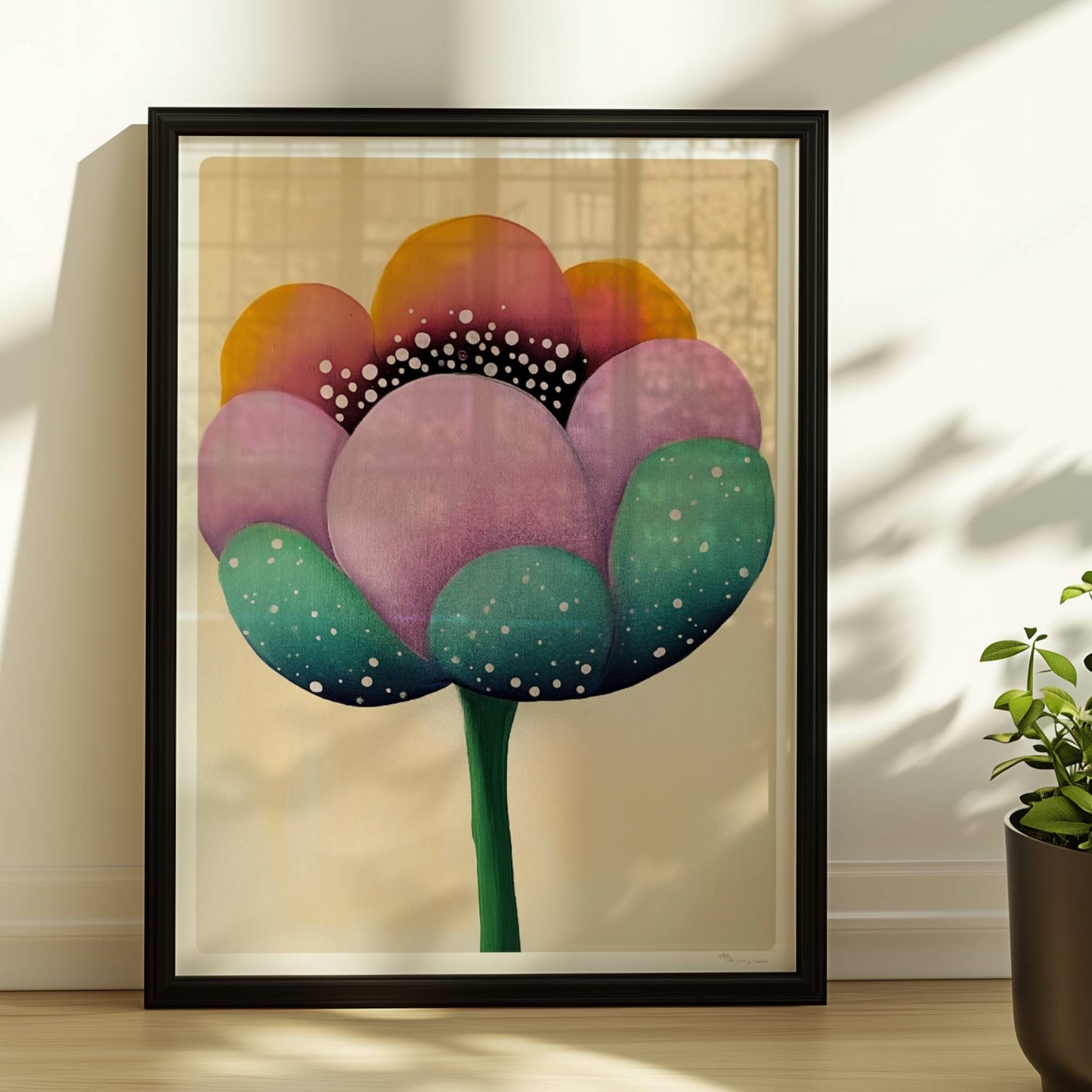 Große stilisierte Blüte in Lila, Türkis und Gelb mit weißen Punkten und dunklem Zentrum auf einem weichen beigen Hintergrund – künstlerische Flower Arts Illustration.. Rahmen schwarz 30x40