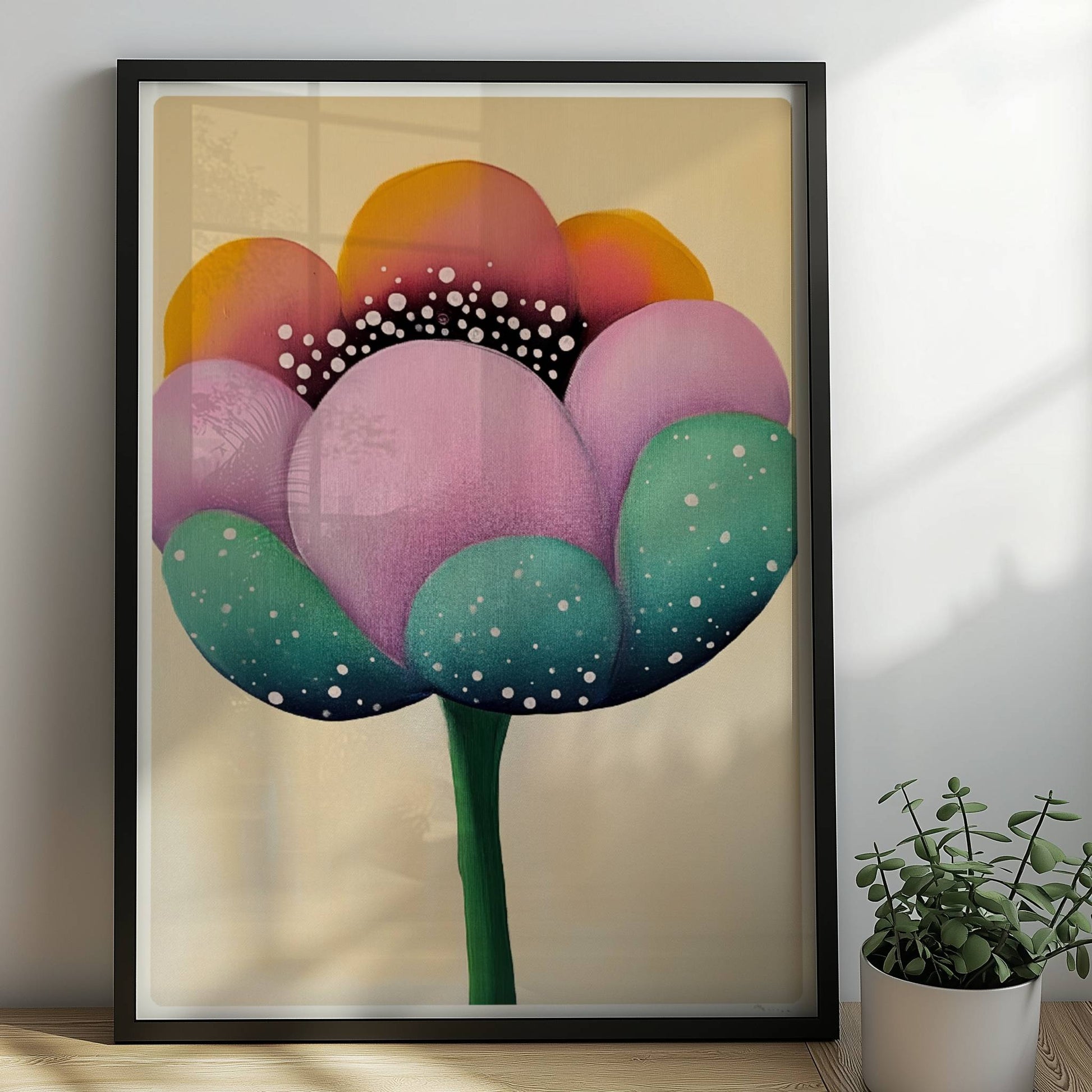 Große stilisierte Blüte in Lila, Türkis und Gelb mit weißen Punkten und dunklem Zentrum auf einem weichen beigen Hintergrund – künstlerische Flower Arts Illustration.. Rahmen schwarz 50x70