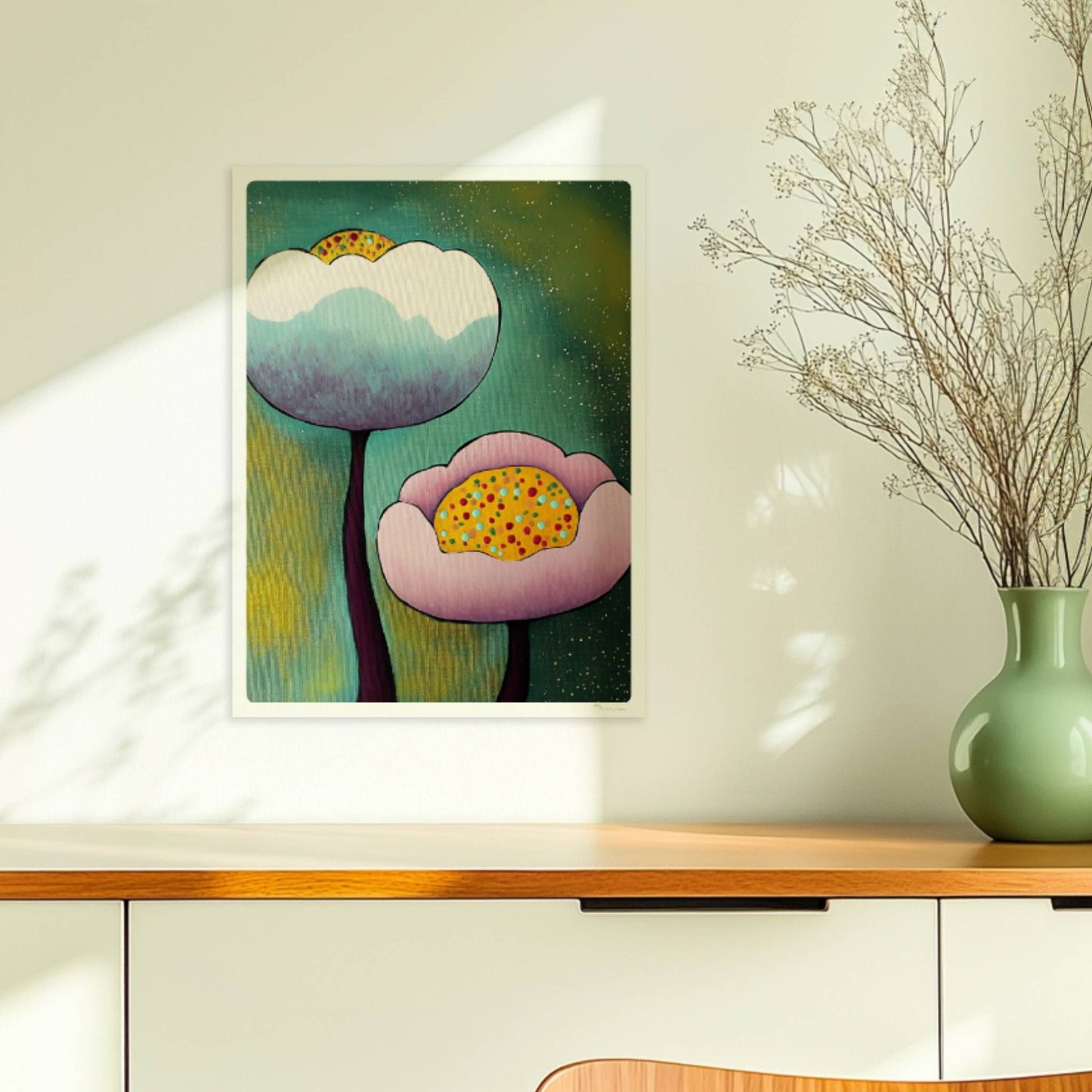 Zwei stilisierte Blüten in Weiß-Lila und Rosa mit bunten gepunkteten Zentren auf einem dunkelgrünen Hintergrund mit zarten goldenen Akzenten – moderne Flower Arts Illustration.. Ohne Rahmen 30x40