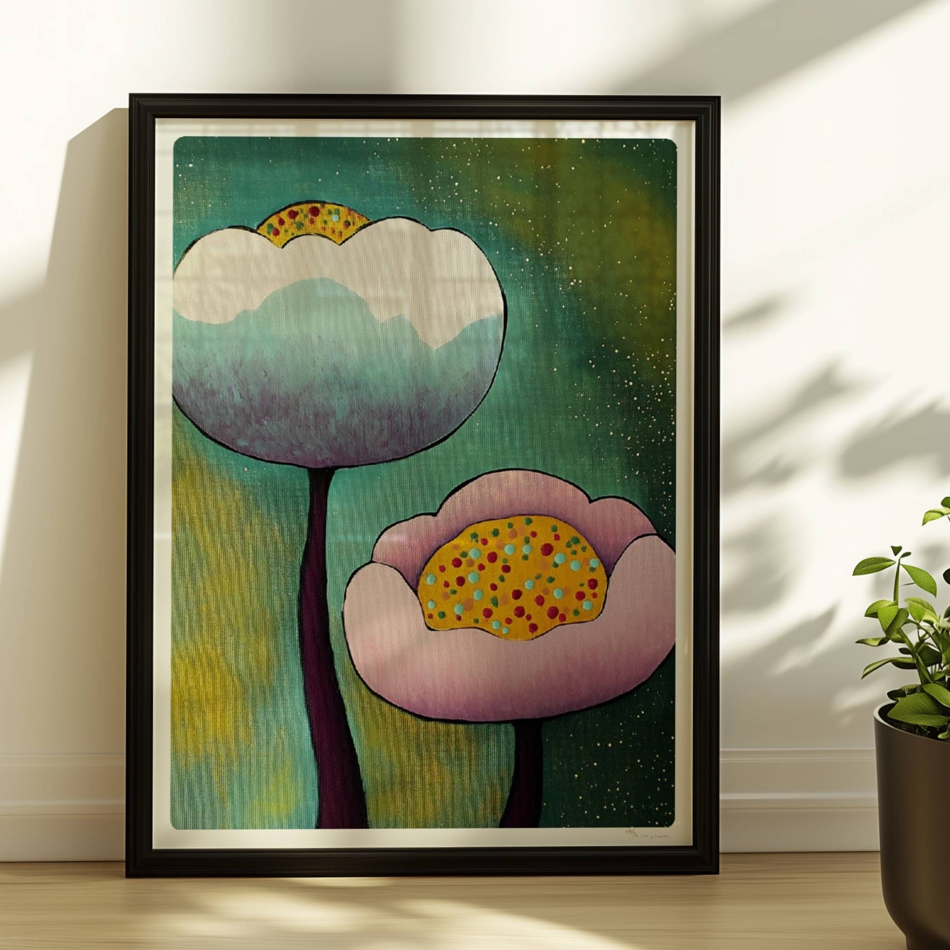 Zwei stilisierte Blüten in Weiß-Lila und Rosa mit bunten gepunkteten Zentren auf einem dunkelgrünen Hintergrund mit zarten goldenen Akzenten – moderne Flower Arts Illustration.. Rahmen schwarz 30x40