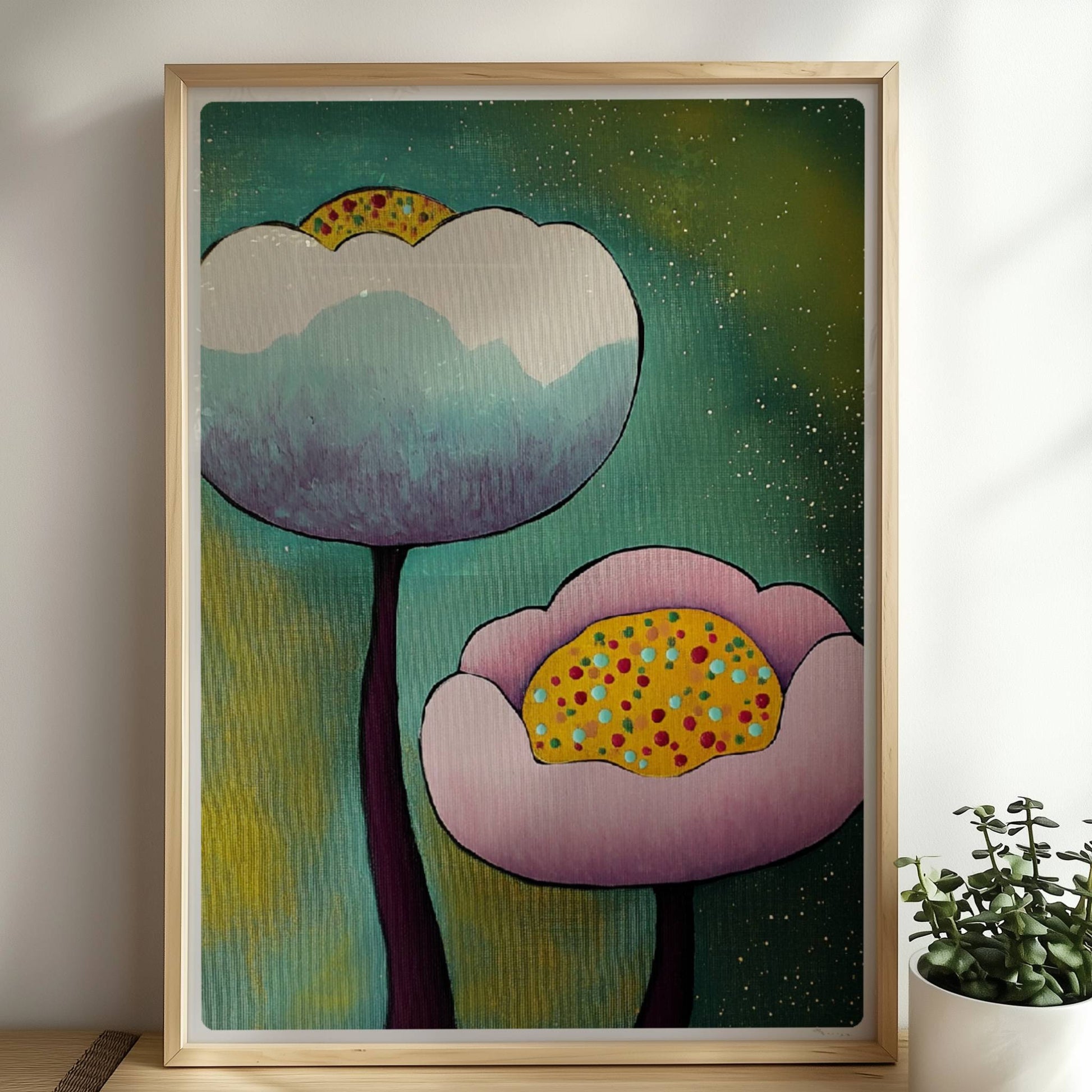 Zwei stilisierte Blüten in Weiß-Lila und Rosa mit bunten gepunkteten Zentren auf einem dunkelgrünen Hintergrund mit zarten goldenen Akzenten – moderne Flower Arts Illustration.. Rahmen natur 50x70