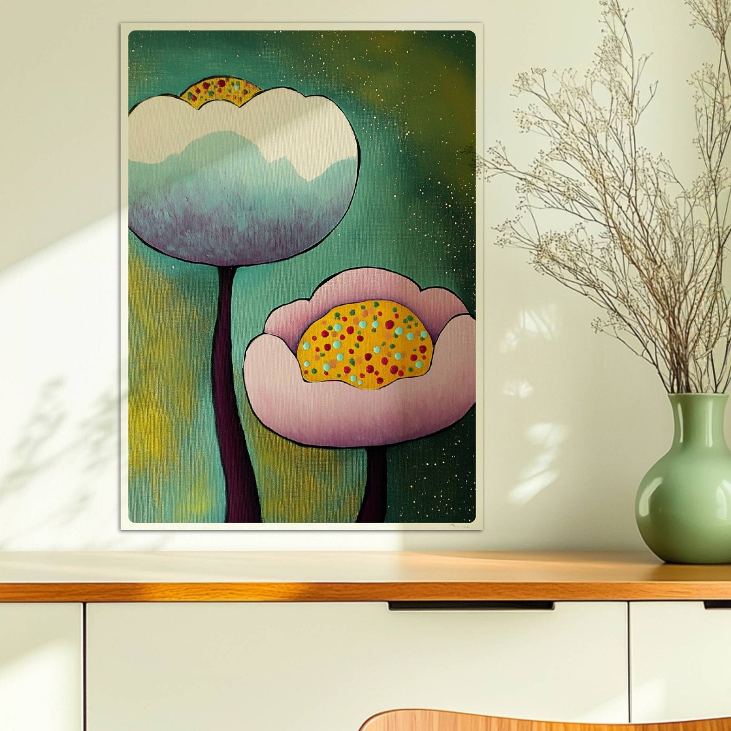 Zwei stilisierte Blüten in Weiß-Lila und Rosa mit bunten gepunkteten Zentren auf einem dunkelgrünen Hintergrund mit zarten goldenen Akzenten – moderne Flower Arts Illustration.. Ohne Rahmen 50x70