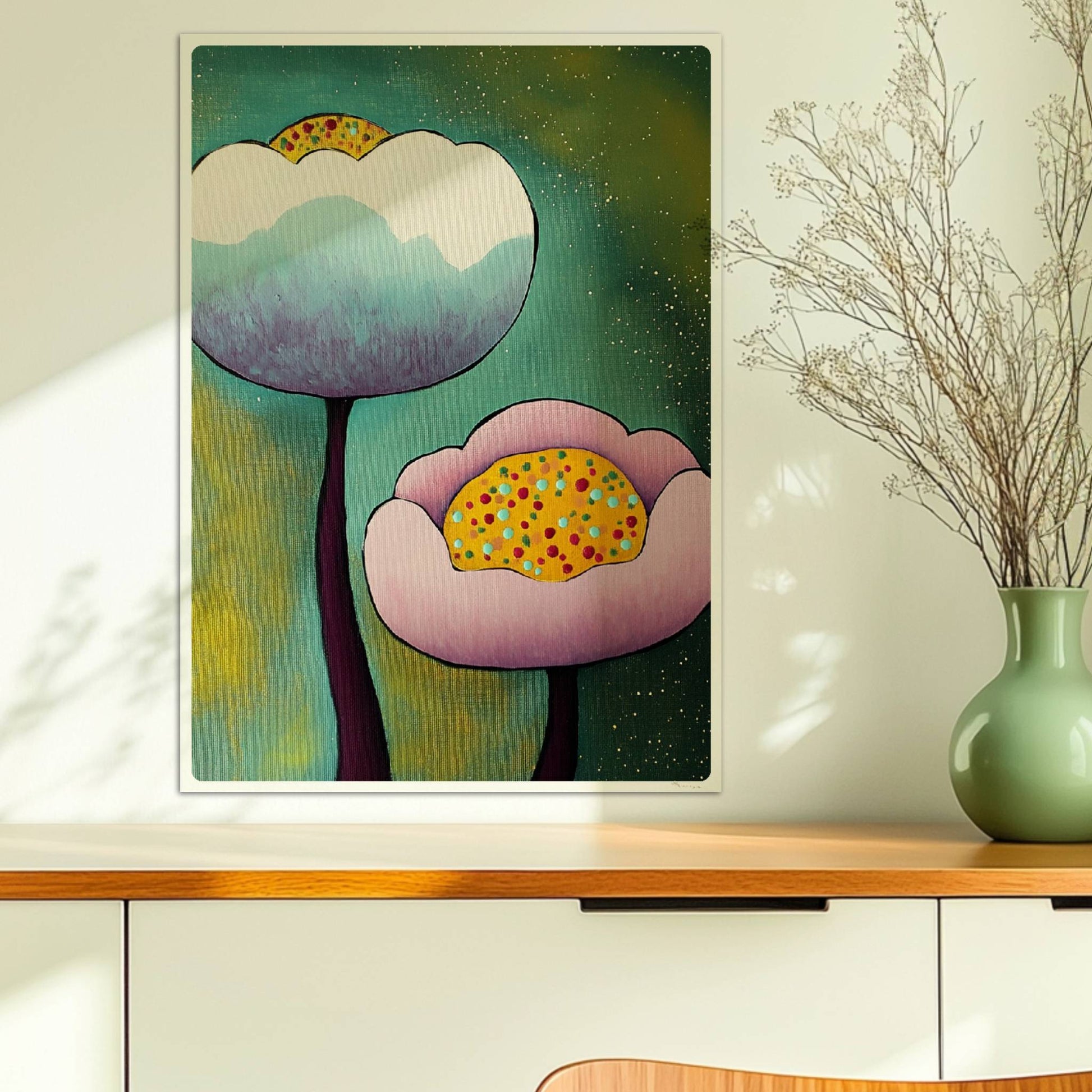 Zwei stilisierte Blüten in Weiß-Lila und Rosa mit bunten gepunkteten Zentren auf einem dunkelgrünen Hintergrund mit zarten goldenen Akzenten – moderne Flower Arts Illustration.. Ohne Rahmen 50x70