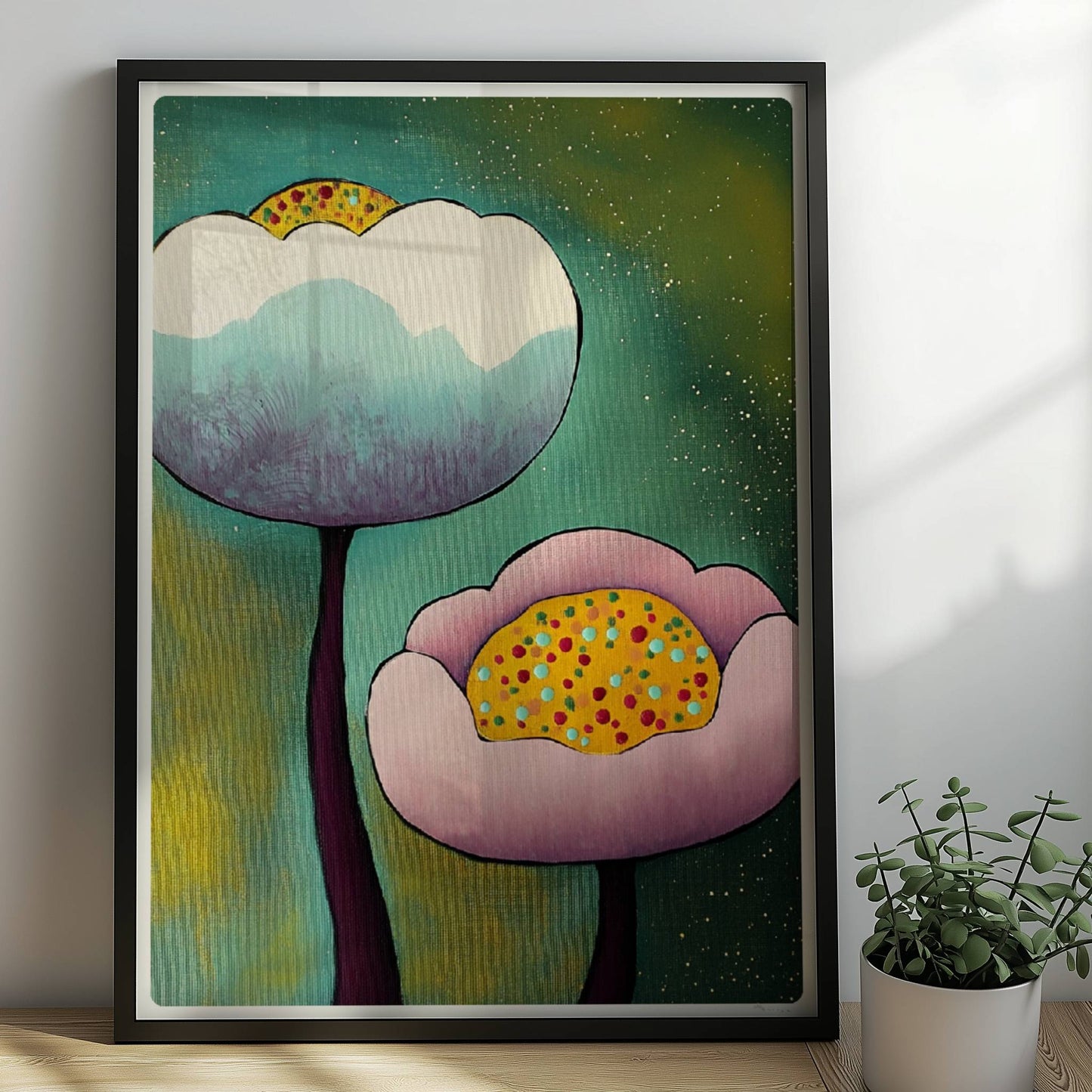 Zwei stilisierte Blüten in Weiß-Lila und Rosa mit bunten gepunkteten Zentren auf einem dunkelgrünen Hintergrund mit zarten goldenen Akzenten – moderne Flower Arts Illustration.. Rahmen schwarz 50x70