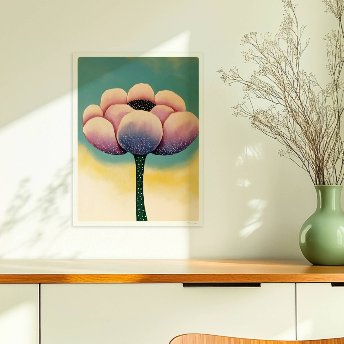 Große stilisierte Blüte in Rosa und Lila mit weißen Punkten und dunklem Zentrum auf einem weichen gelb-blauen Verlaufshintergrund – künstlerische Flower Arts Illustration.. Ohne Rahmen 30x40