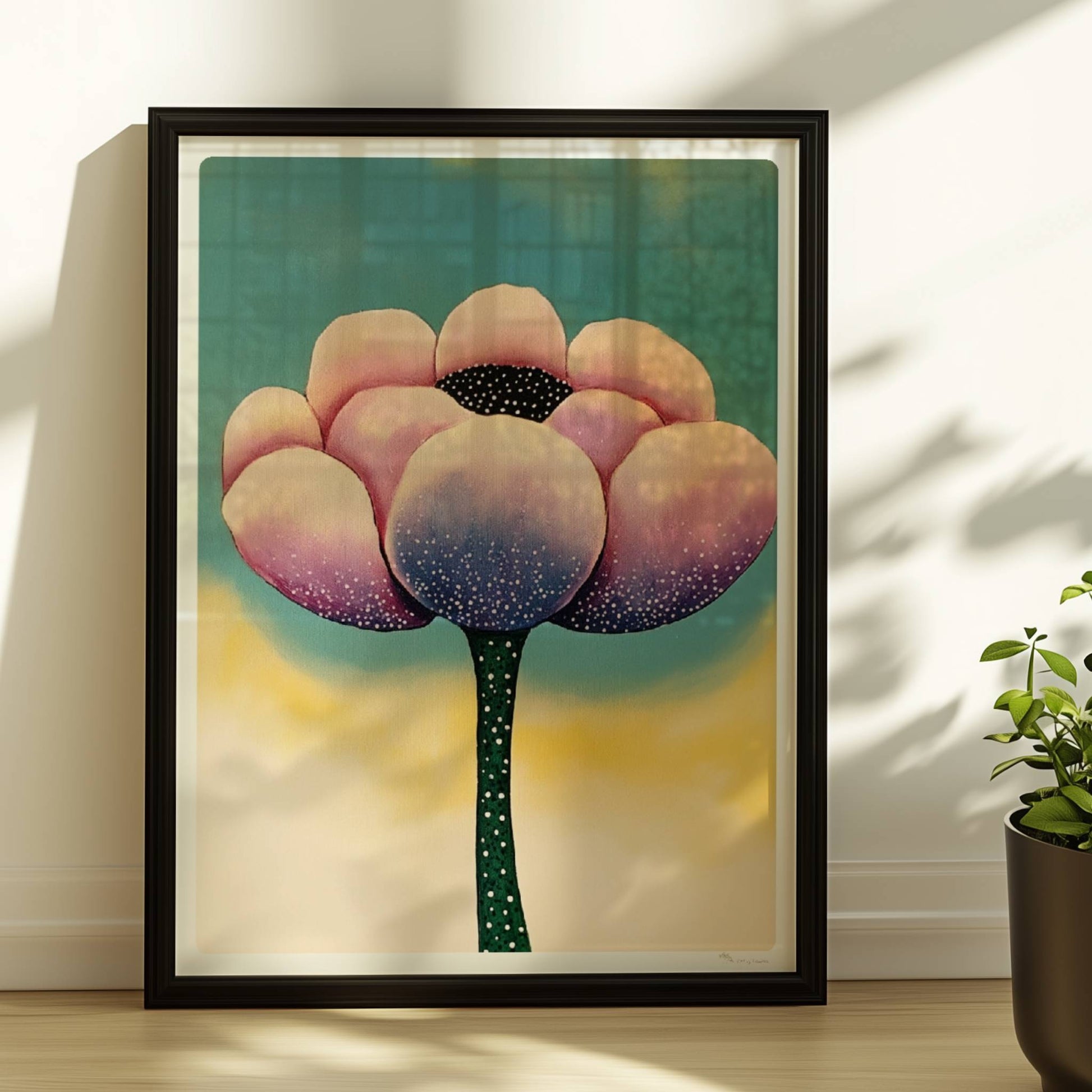 Große stilisierte Blüte in Rosa und Lila mit weißen Punkten und dunklem Zentrum auf einem weichen gelb-blauen Verlaufshintergrund – künstlerische Flower Arts Illustration.. Rahmen schwarz 30x40