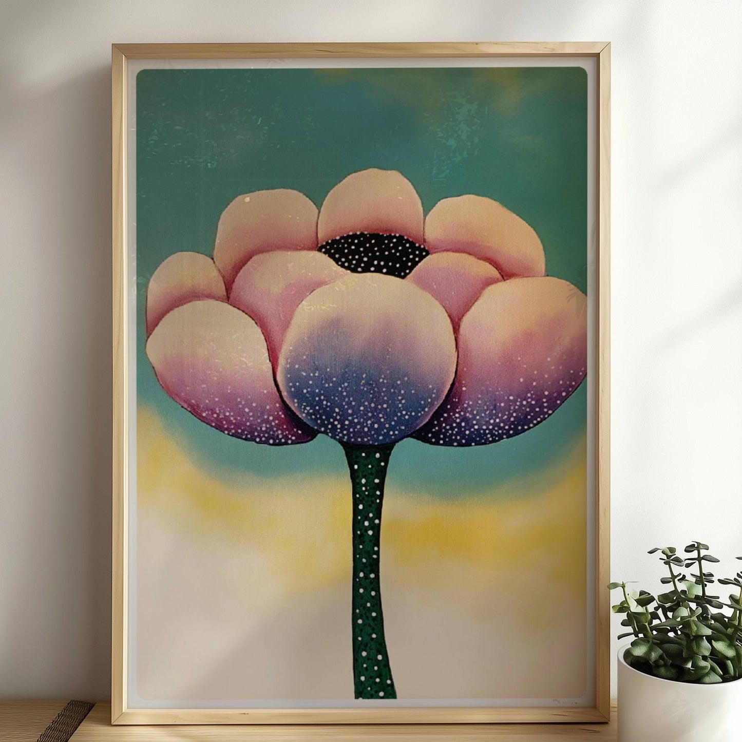 Große stilisierte Blüte in Rosa und Lila mit weißen Punkten und dunklem Zentrum auf einem weichen gelb-blauen Verlaufshintergrund – künstlerische Flower Arts Illustration.. Rahmen natur 50x70