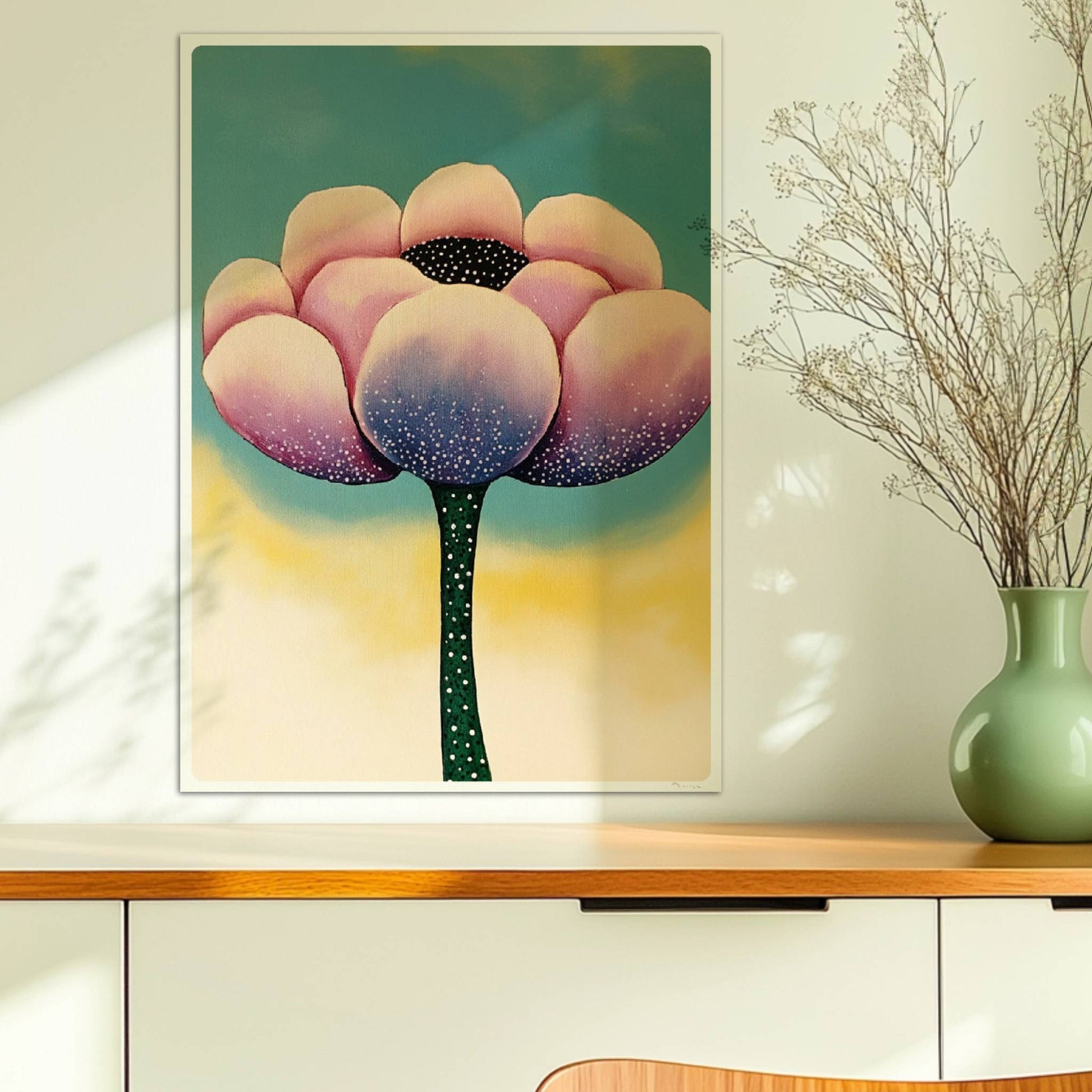 Große stilisierte Blüte in Rosa und Lila mit weißen Punkten und dunklem Zentrum auf einem weichen gelb-blauen Verlaufshintergrund – künstlerische Flower Arts Illustration.. Ohne Rahmen 50x70