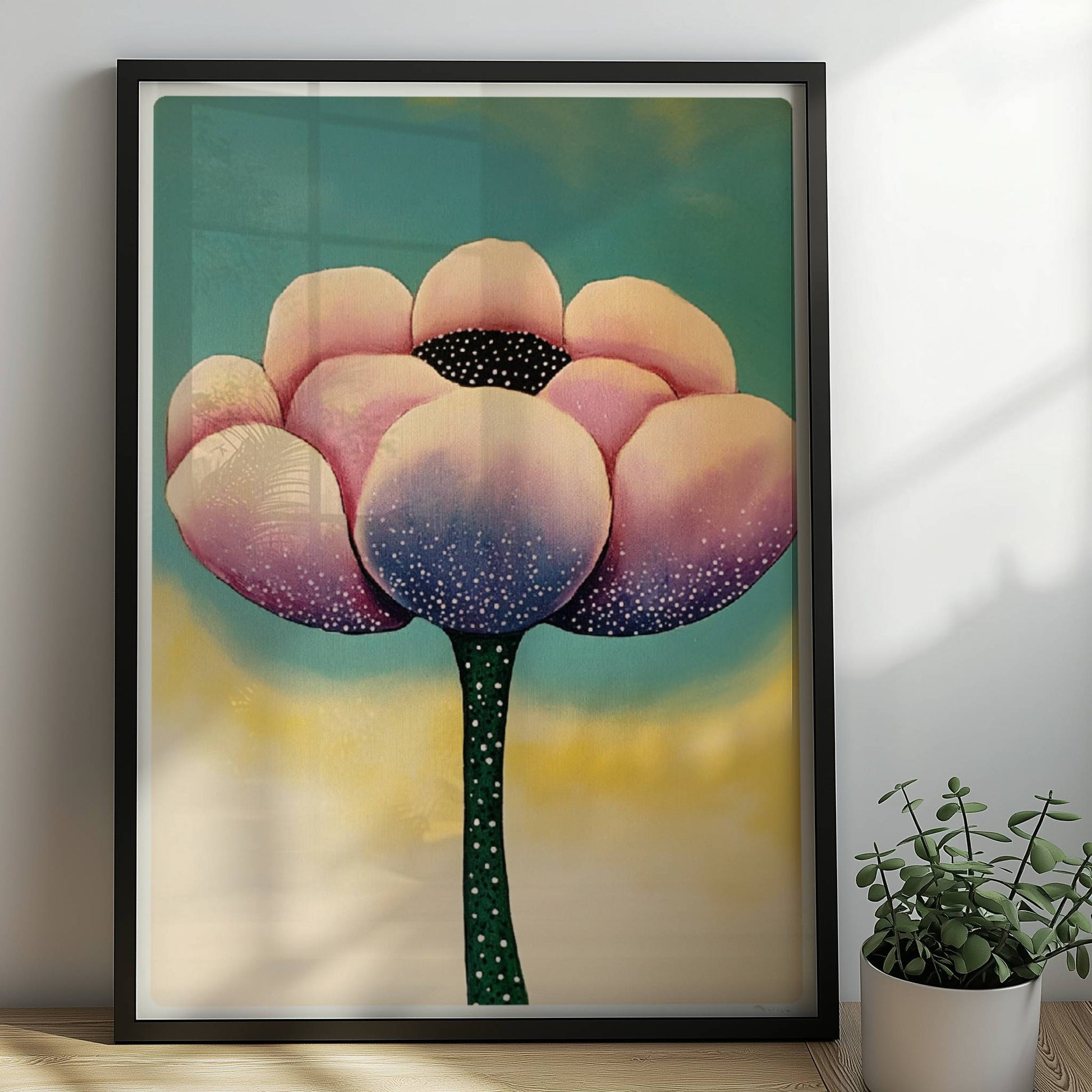 Große stilisierte Blüte in Rosa und Lila mit weißen Punkten und dunklem Zentrum auf einem weichen gelb-blauen Verlaufshintergrund – künstlerische Flower Arts Illustration.. Rahmen schwarz 50x70
