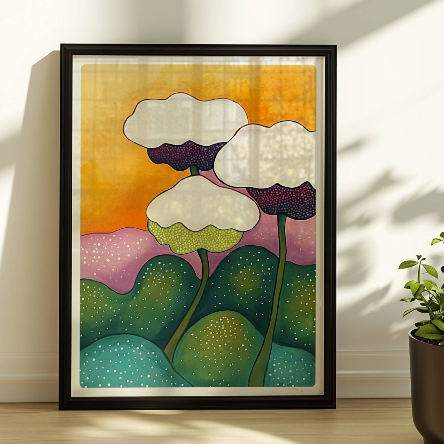 Drei stilisierte weiße Blüten mit dunklen Zentren auf langen grünen Stielen, umgeben von sanft geschwungenen Hügeln in Grün und Lila vor einem orangefarbenen Sonnenuntergangshimmel – dekorative Flower Arts Illustration.. Rahmen schwarz 30x40