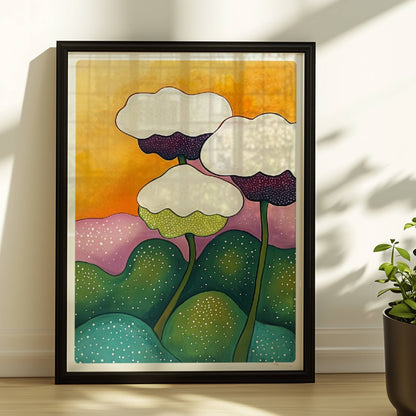Drei stilisierte weiße Blüten mit dunklen Zentren auf langen grünen Stielen, umgeben von sanft geschwungenen Hügeln in Grün und Lila vor einem orangefarbenen Sonnenuntergangshimmel – dekorative Flower Arts Illustration.. Rahmen schwarz 30x40