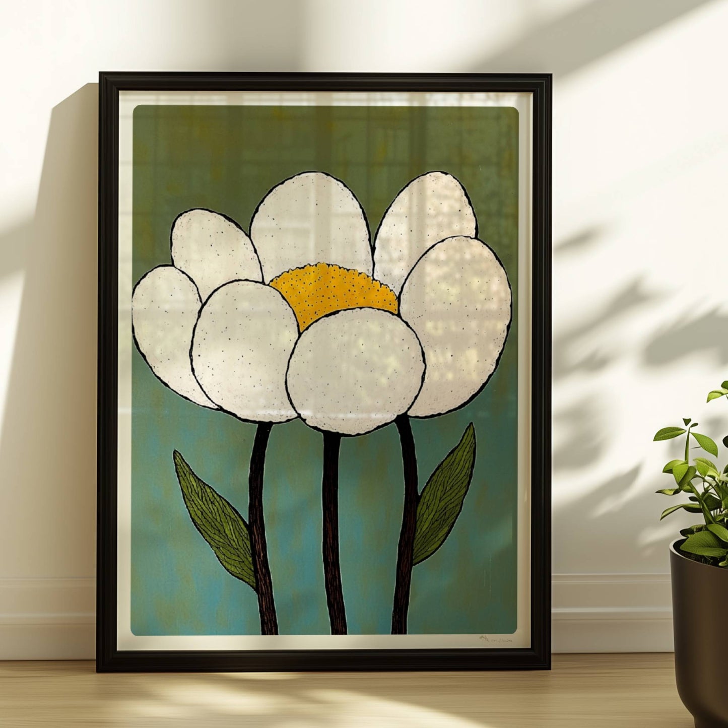 Zwei große weiße Gartenblüten mit goldgelben Zentren und dunkelgrünen Blättern auf einem schlichten grün-blauen Hintergrund – charmante botanische Kunst im Retro-Stil.. Rahmen schwarz 30x40