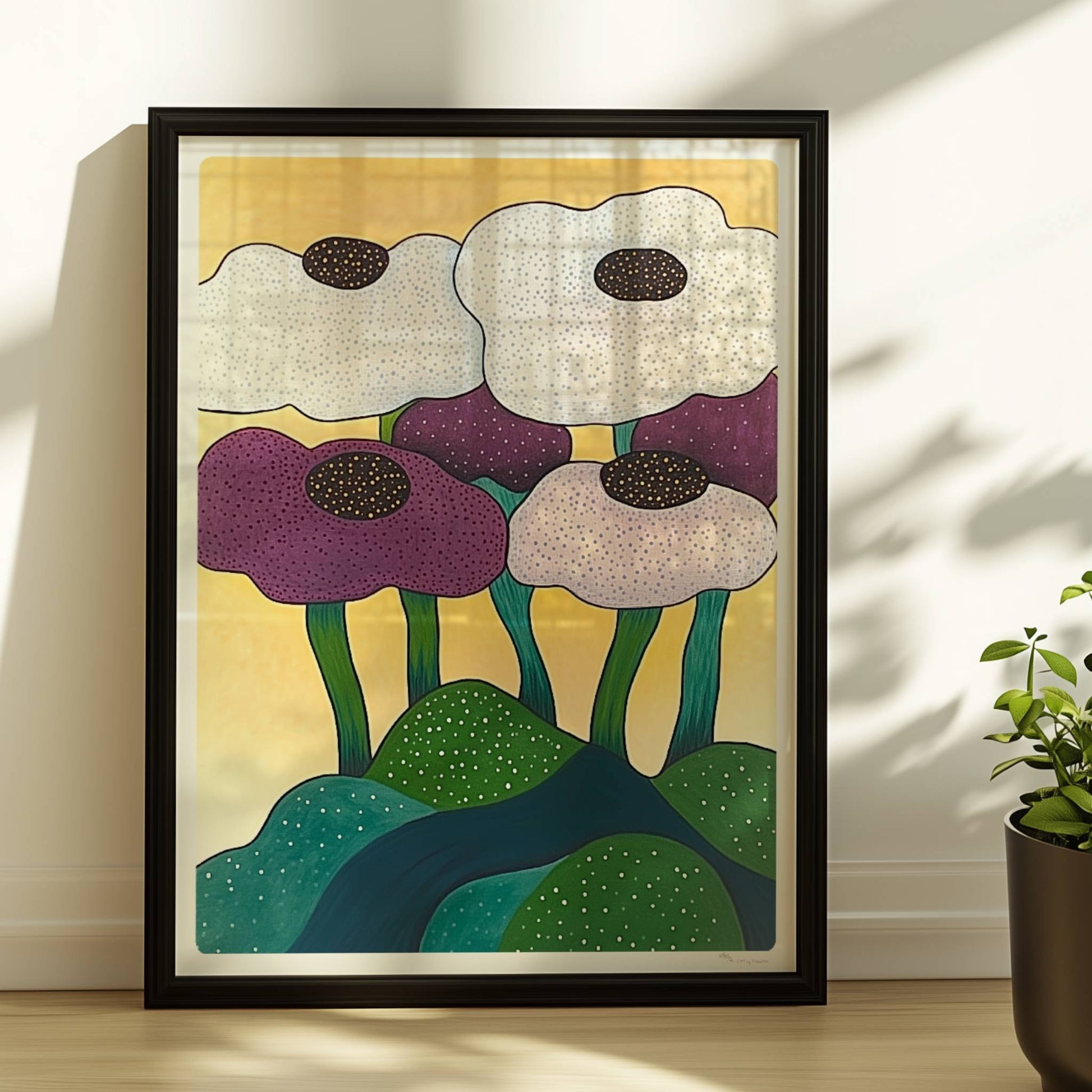 Sechs farbenfrohe Blumen in Weiß, Lila und Violett mit dunklen Zentren wachsen aus einer grünen Hügellandschaft vor einem sonnengelben Hintergrund – fröhliche Gartenkunst im modernen Stil.. Rahmen schwarz 30x40