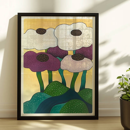 Sechs farbenfrohe Blumen in Weiß, Lila und Violett mit dunklen Zentren wachsen aus einer grünen Hügellandschaft vor einem sonnengelben Hintergrund – fröhliche Gartenkunst im modernen Stil.. Rahmen schwarz 30x40