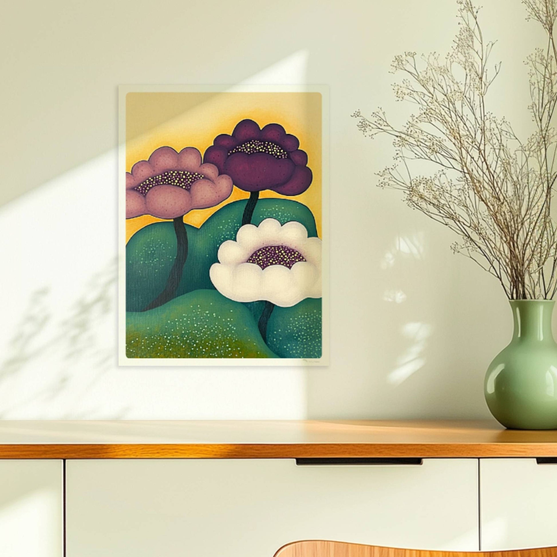 Drei farbenfrohe Blüten in Lila, Violett und Weiß mit gepunkteten Zentren wachsen aus grünen Hügeln vor einem sonnig-gelben Hintergrund – dekorative Gartenkunst im modernen Stil.. Ohne Rahmen 30x40