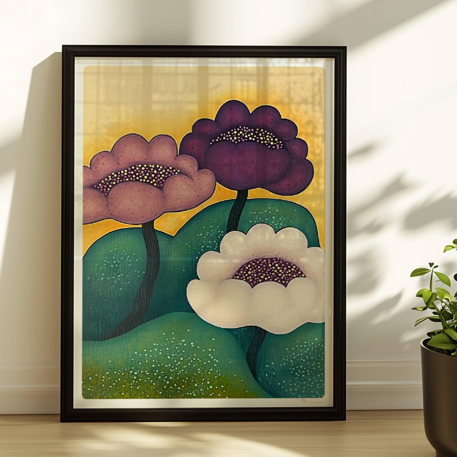 Drei farbenfrohe Blüten in Lila, Violett und Weiß mit gepunkteten Zentren wachsen aus grünen Hügeln vor einem sonnig-gelben Hintergrund – dekorative Gartenkunst im modernen Stil.. Rahmen schwarz 30x40