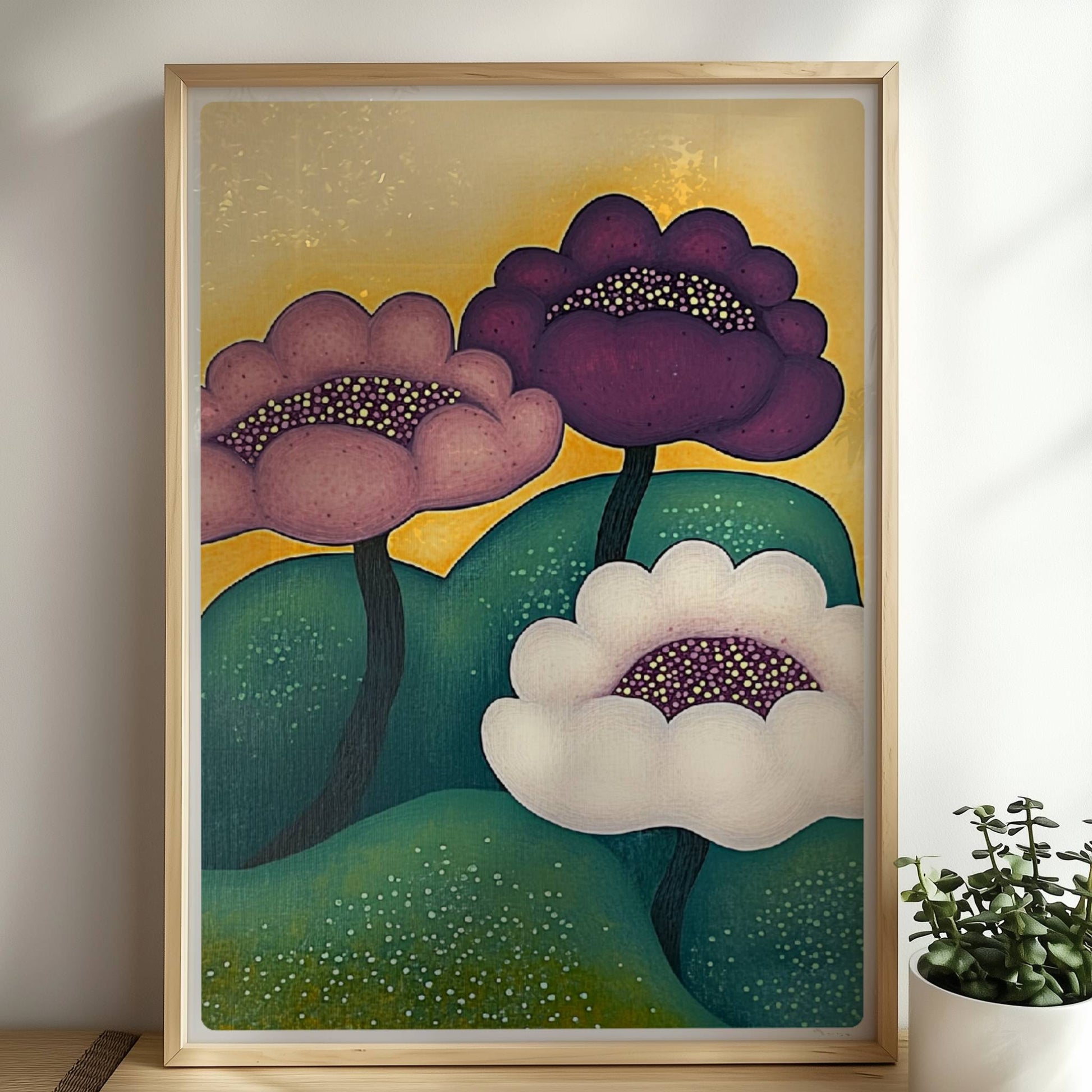 Drei farbenfrohe Blüten in Lila, Violett und Weiß mit gepunkteten Zentren wachsen aus grünen Hügeln vor einem sonnig-gelben Hintergrund – dekorative Gartenkunst im modernen Stil.. Rahmen natur 50x70