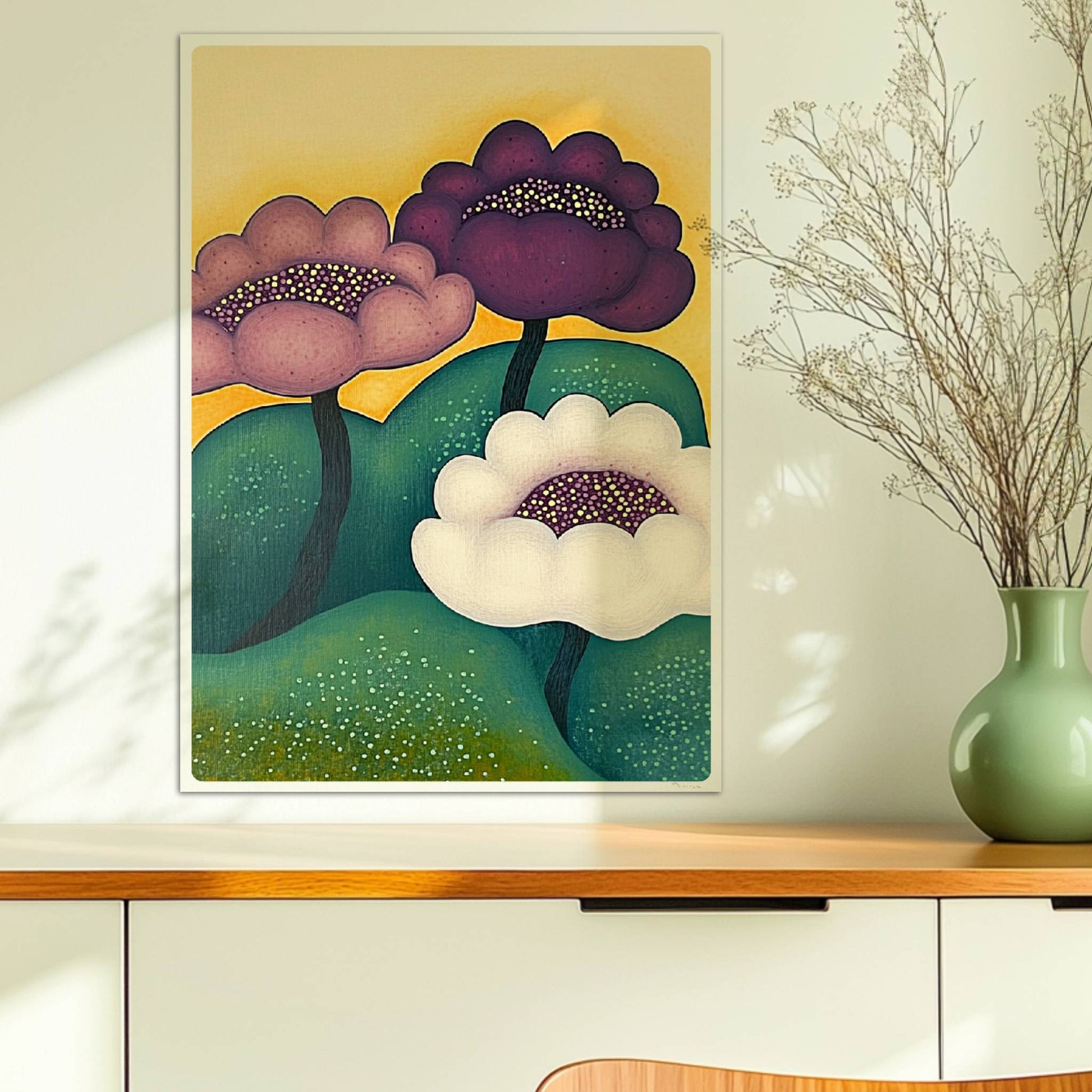 Drei farbenfrohe Blüten in Lila, Violett und Weiß mit gepunkteten Zentren wachsen aus grünen Hügeln vor einem sonnig-gelben Hintergrund – dekorative Gartenkunst im modernen Stil.. Ohne Rahmen 50x70
