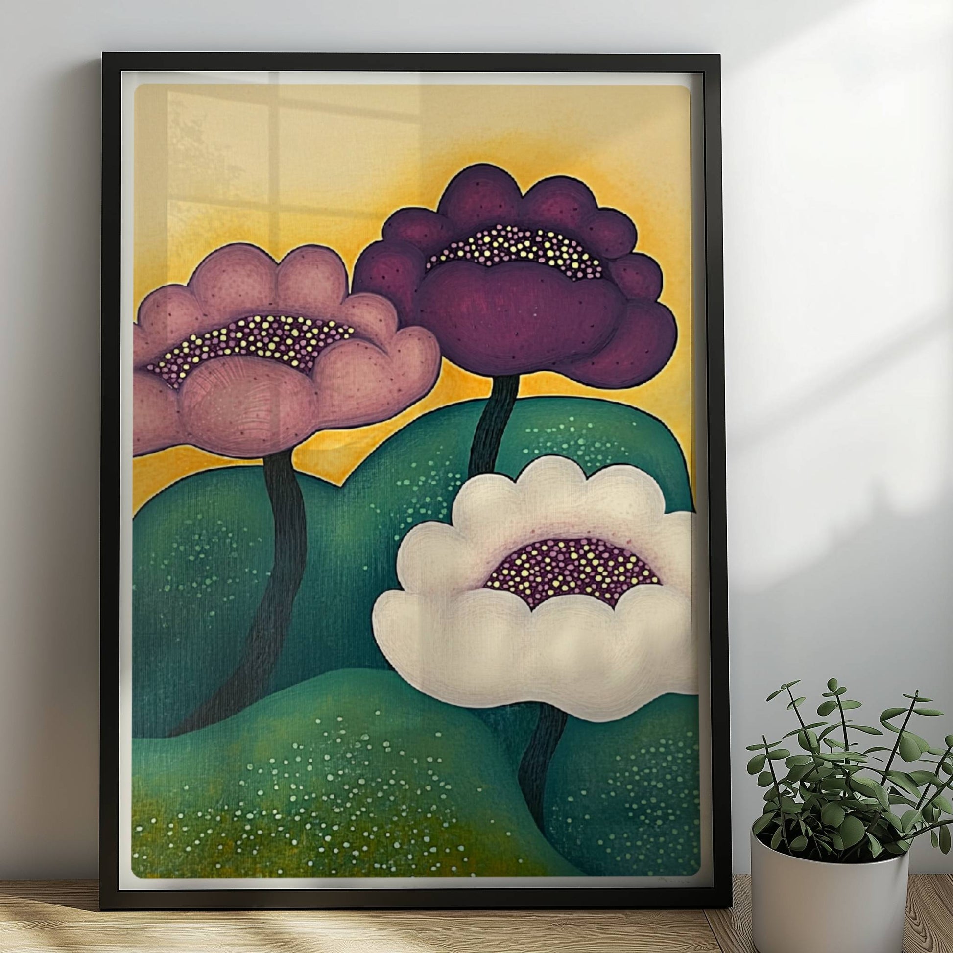Drei farbenfrohe Blüten in Lila, Violett und Weiß mit gepunkteten Zentren wachsen aus grünen Hügeln vor einem sonnig-gelben Hintergrund – dekorative Gartenkunst im modernen Stil.. Rahmen schwarz 50x70