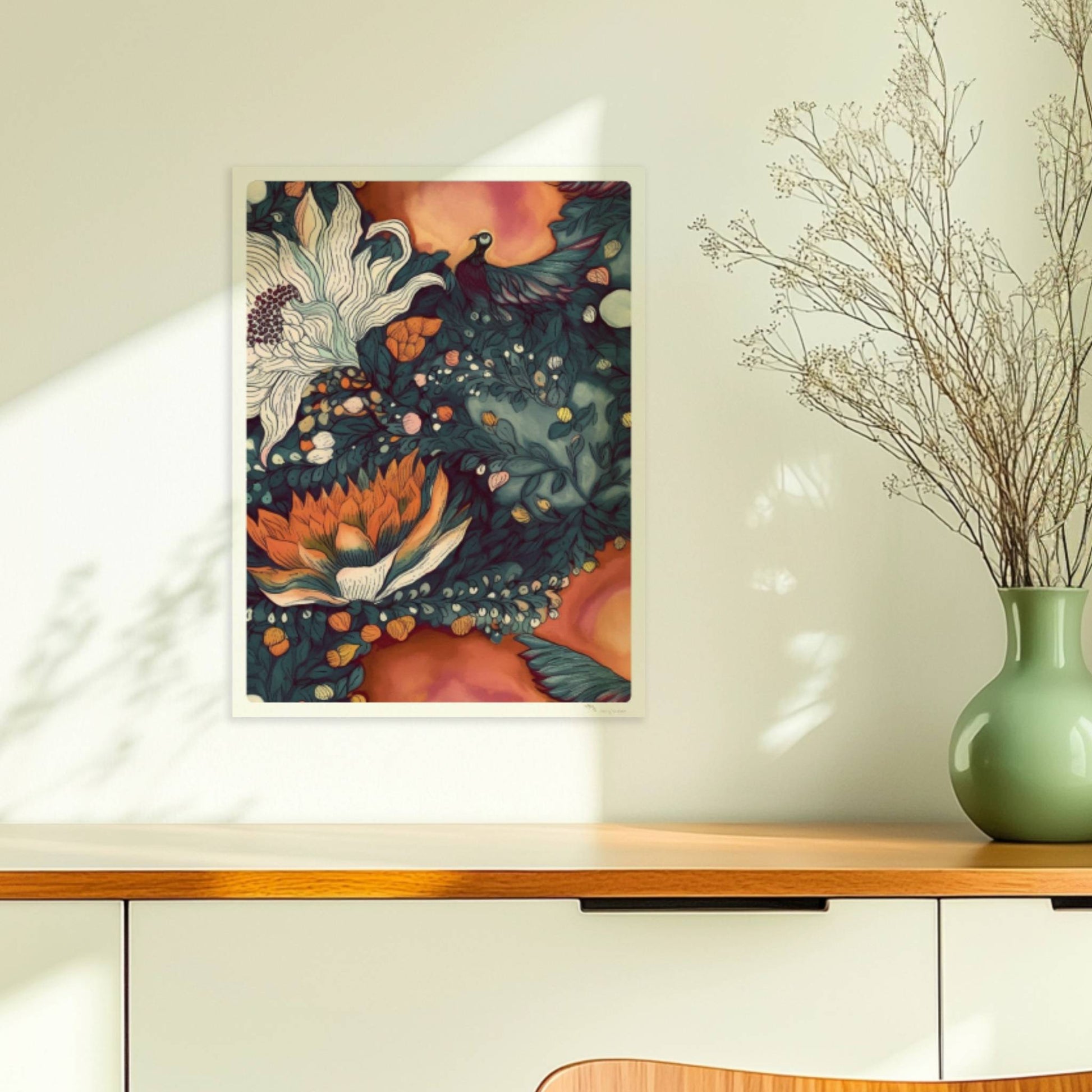 Kunstvolle abstrakte Blumenkomposition mit großen weißen und orangefarbenen Blüten, feinen Blättern und Vögeln auf einem warmen Hintergrund – hochwertige Flower Arts Illustration im quadratischen Format.. Ohne Rahmen 30x40